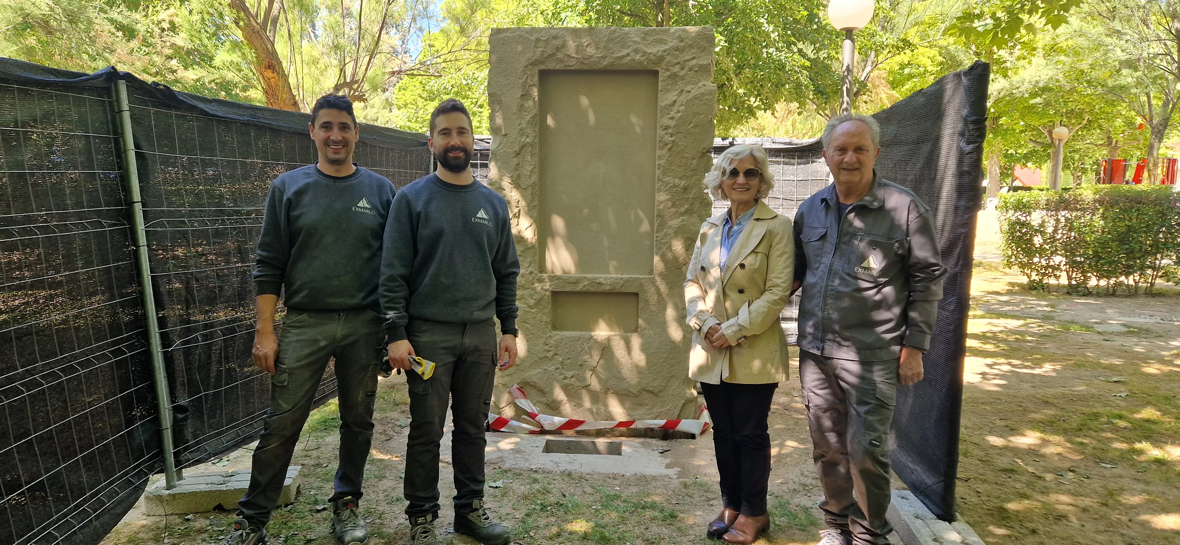 Colocación de la piedra del tributo a Orwell. Foto Myriam Martínez