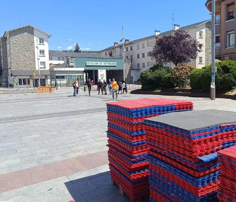 Técnicos de la Universidad supervisaban este viernes el montaje de las canchas de baloncesto