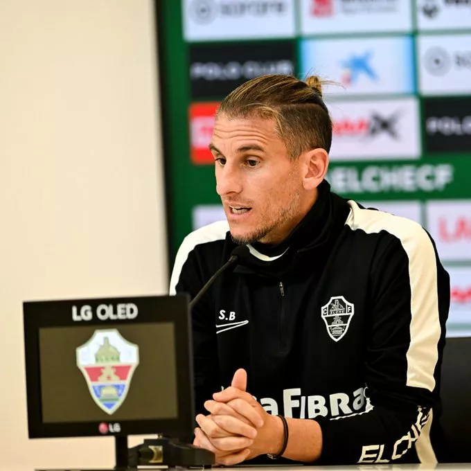 El entrenador del Elche, en rueda de prensa.