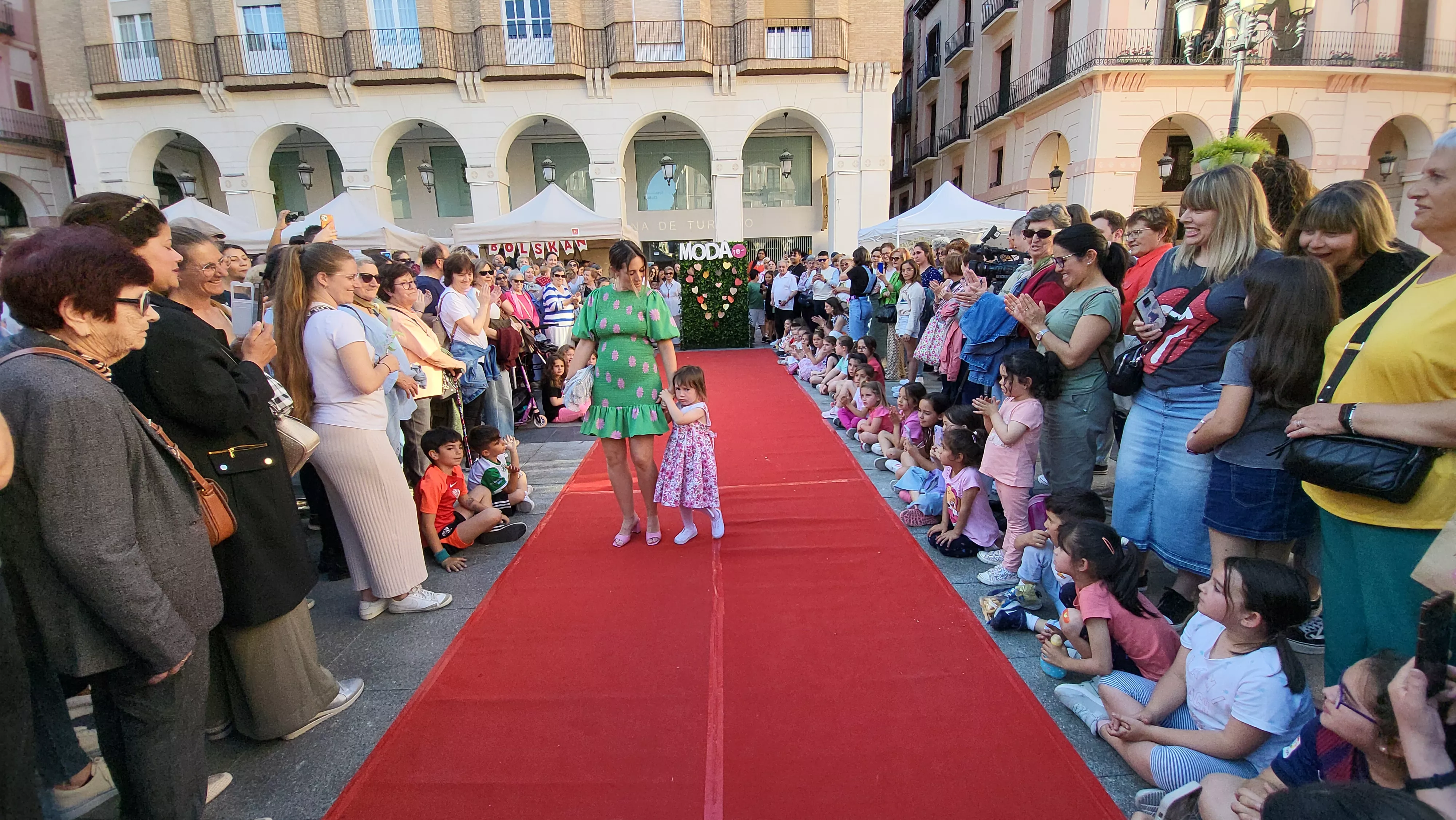  Festival de Moda Re- en la plaza López Allué de Huesca. Foto Mercedes Manterola