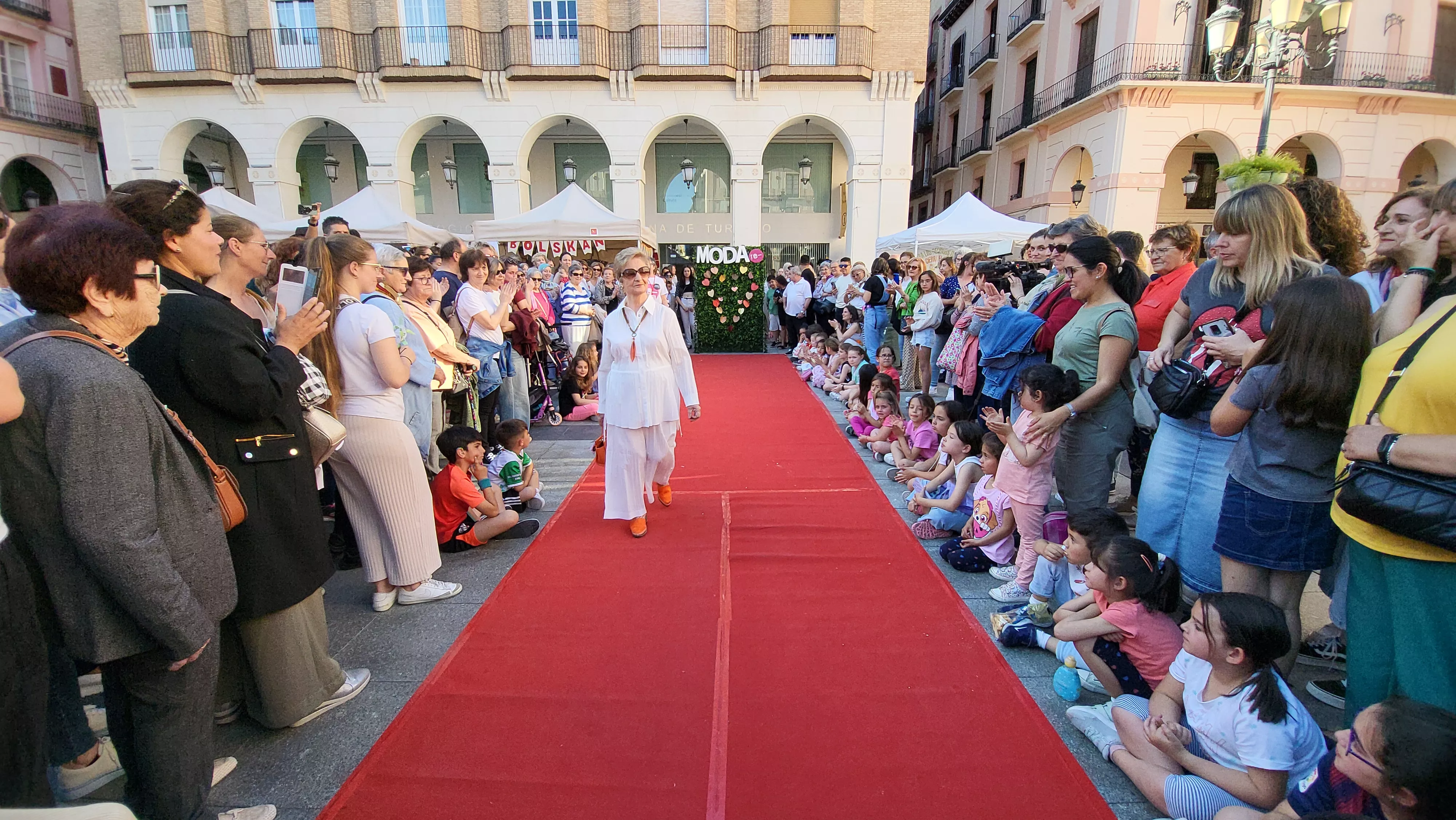  Festival de Moda Re- en la plaza López Allué de Huesca. Foto Mercedes Manterola