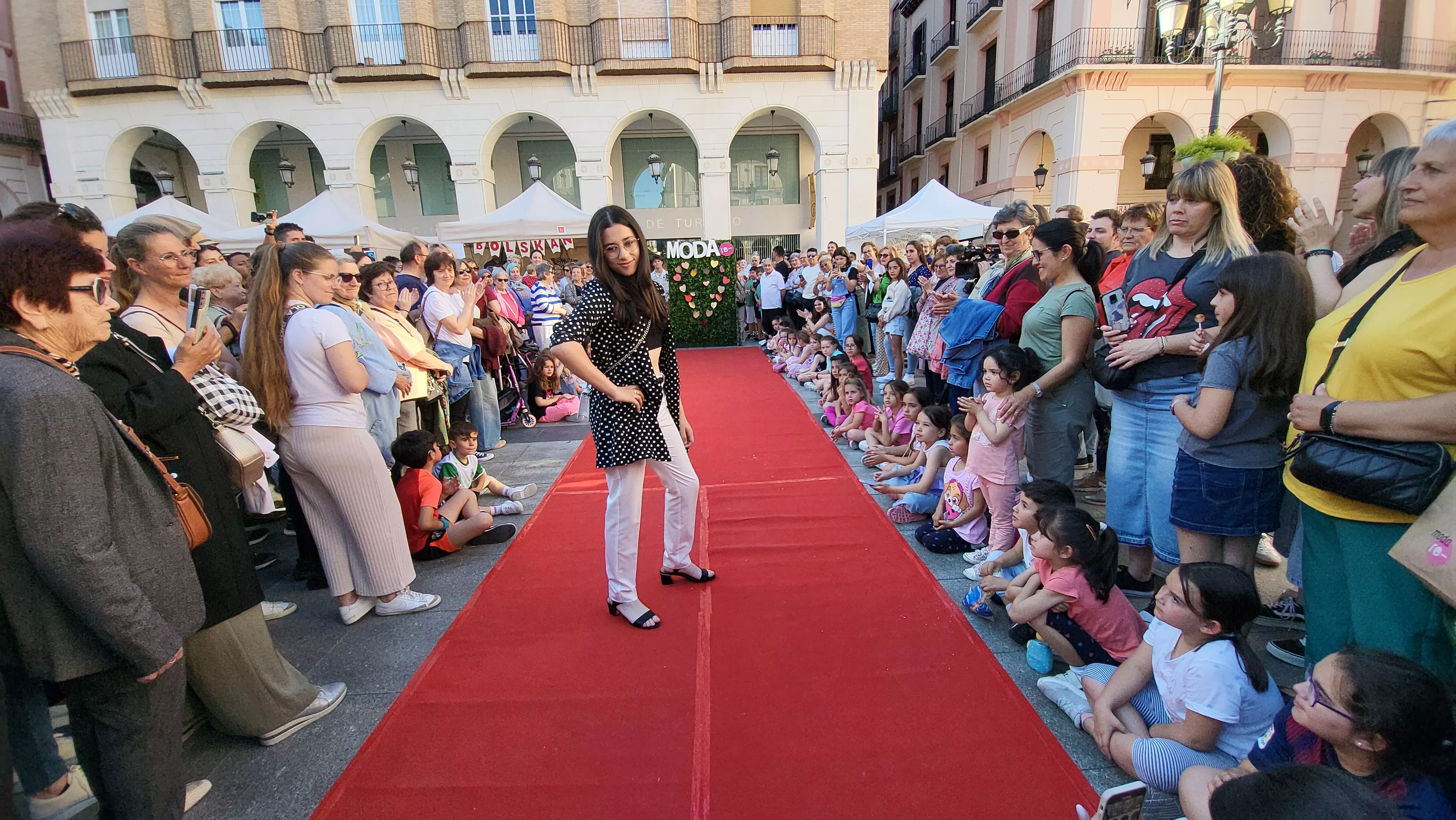  Festival de Moda Re- en la plaza López Allué de Huesca. Foto Mercedes Manterola