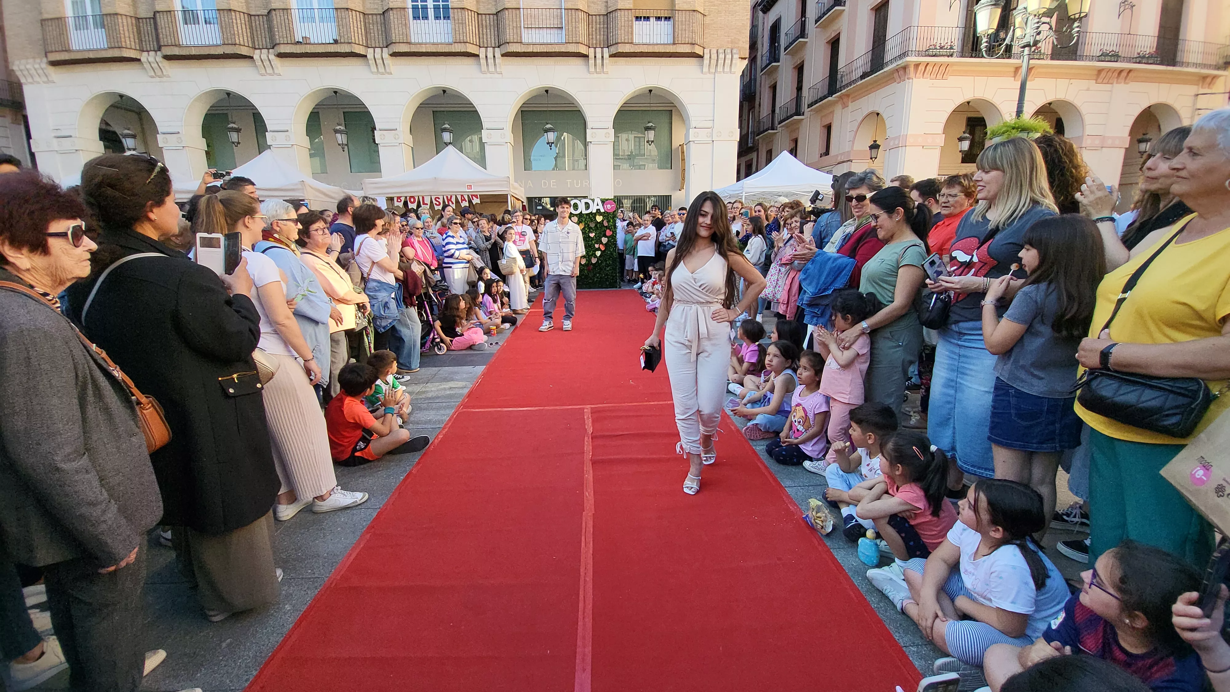  Festival de Moda Re- en la plaza López Allué de Huesca. Foto Mercedes Manterola