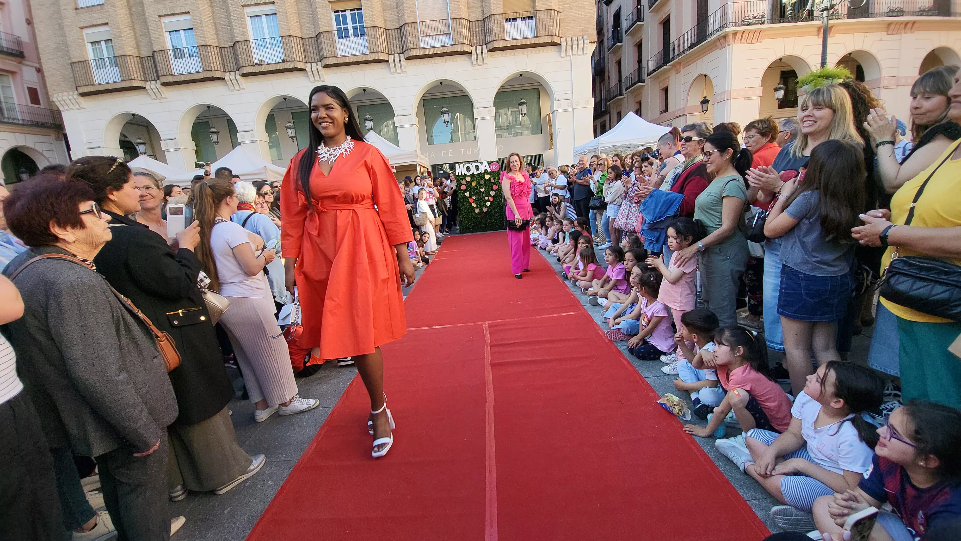  Festival de Moda Re- en la plaza López Allué de Huesca. Foto Mercedes Manterola