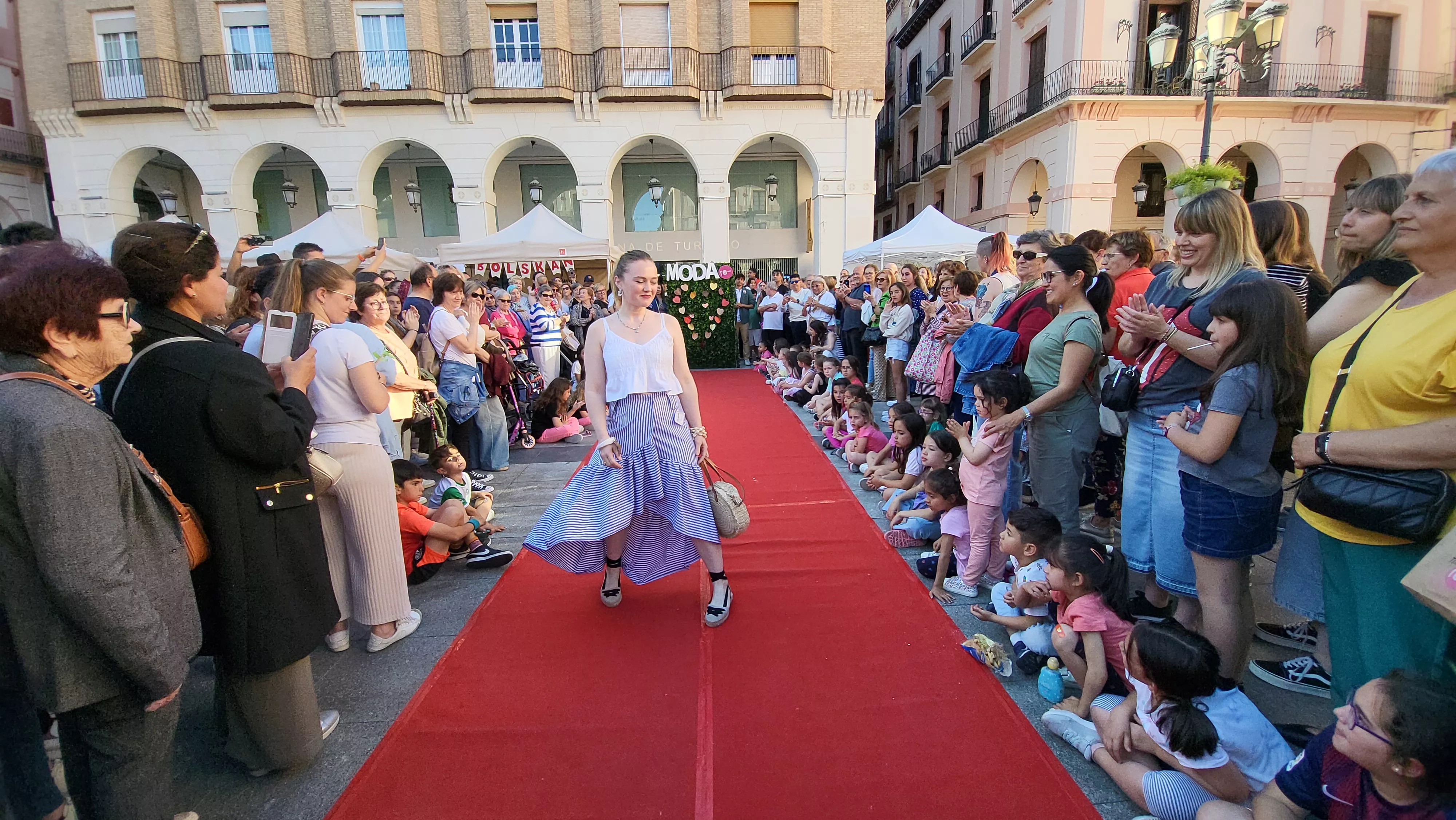  Festival de Moda Re- en la plaza López Allué de Huesca. Foto Mercedes Manterola