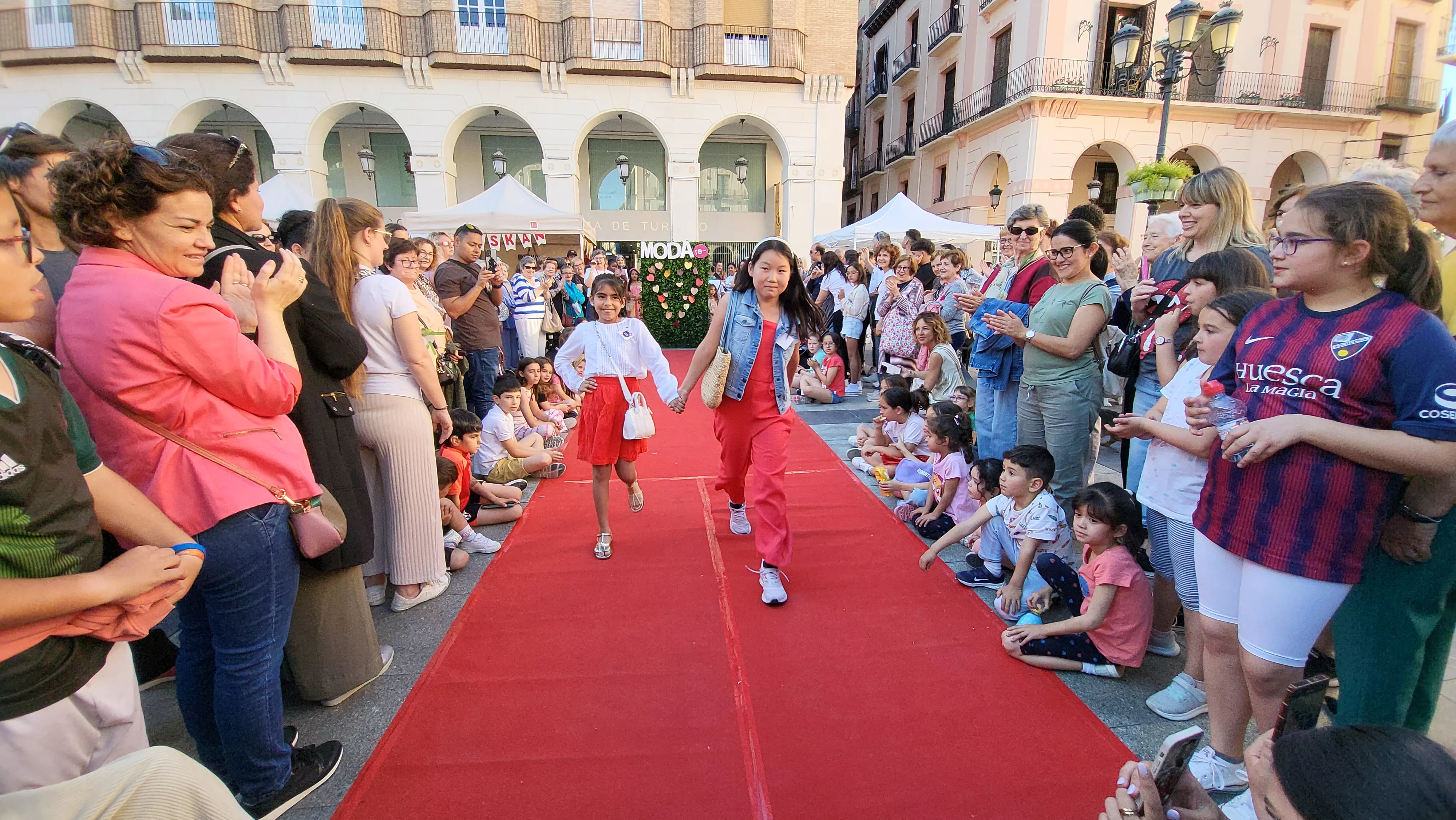  Festival de Moda Re- en la plaza López Allué de Huesca. Foto Mercedes Manterola