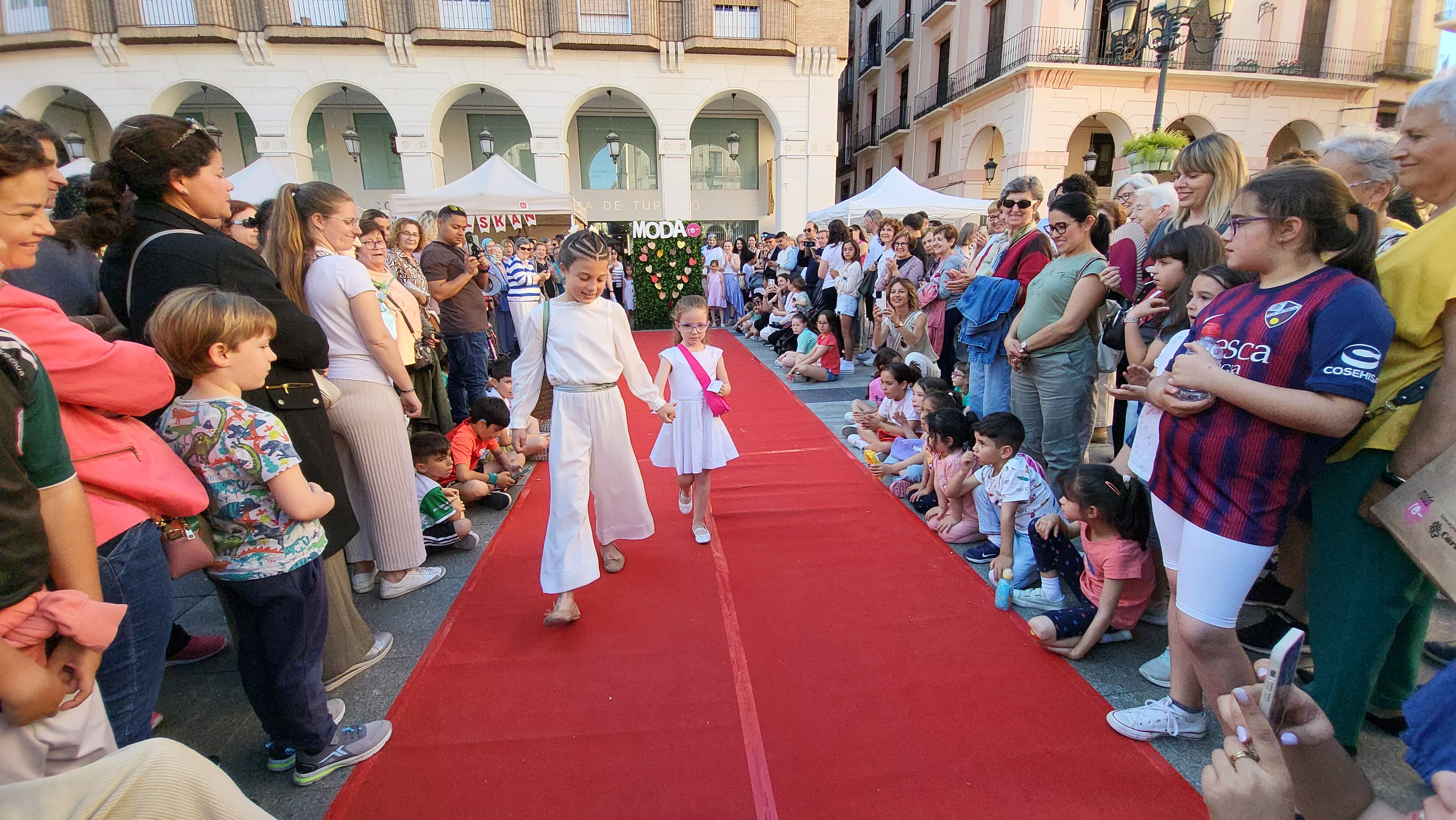  Festival de Moda Re- en la plaza López Allué de Huesca. Foto Mercedes Manterola