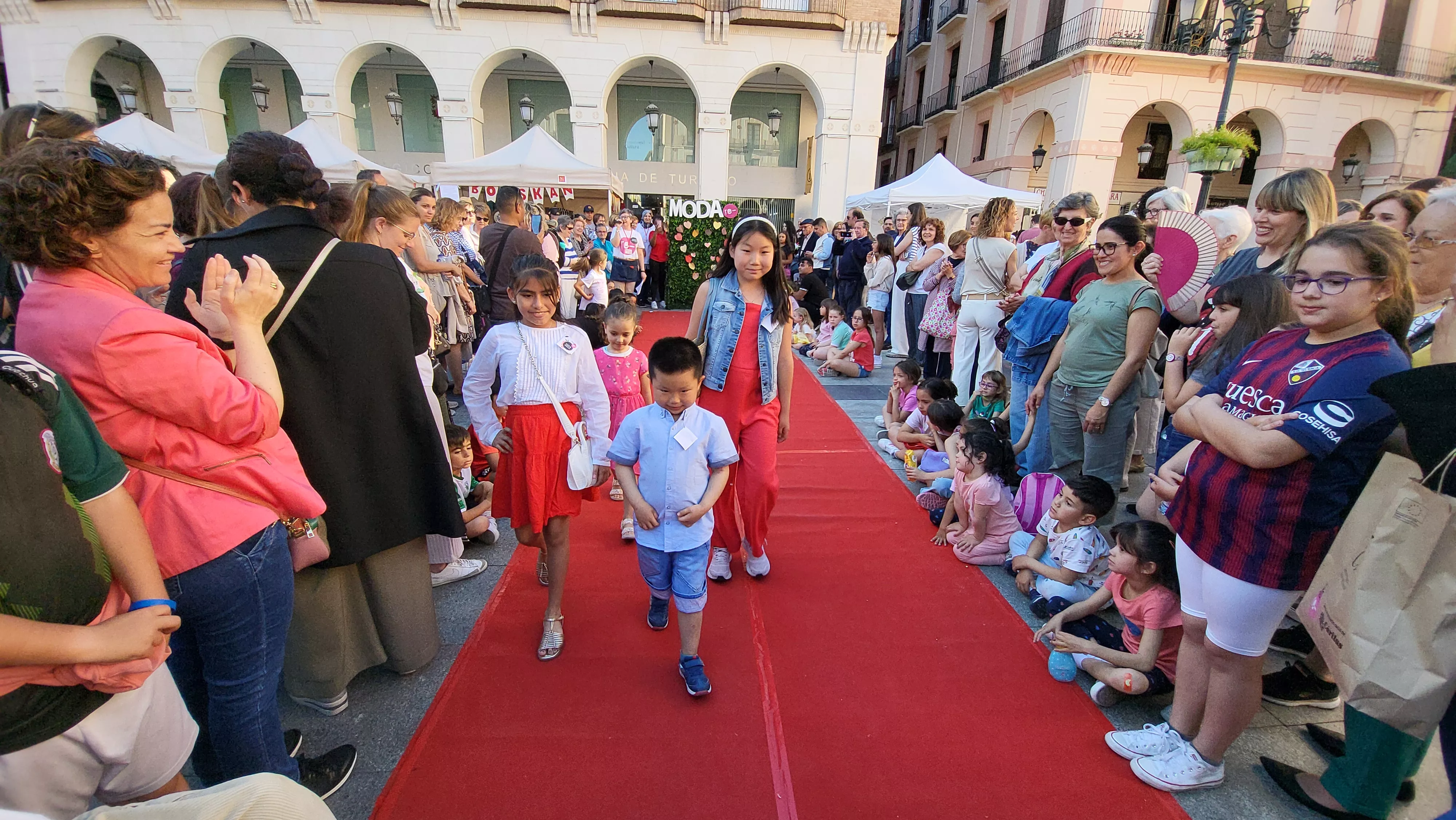  Festival de Moda Re- en la plaza López Allué de Huesca. Foto Mercedes Manterola