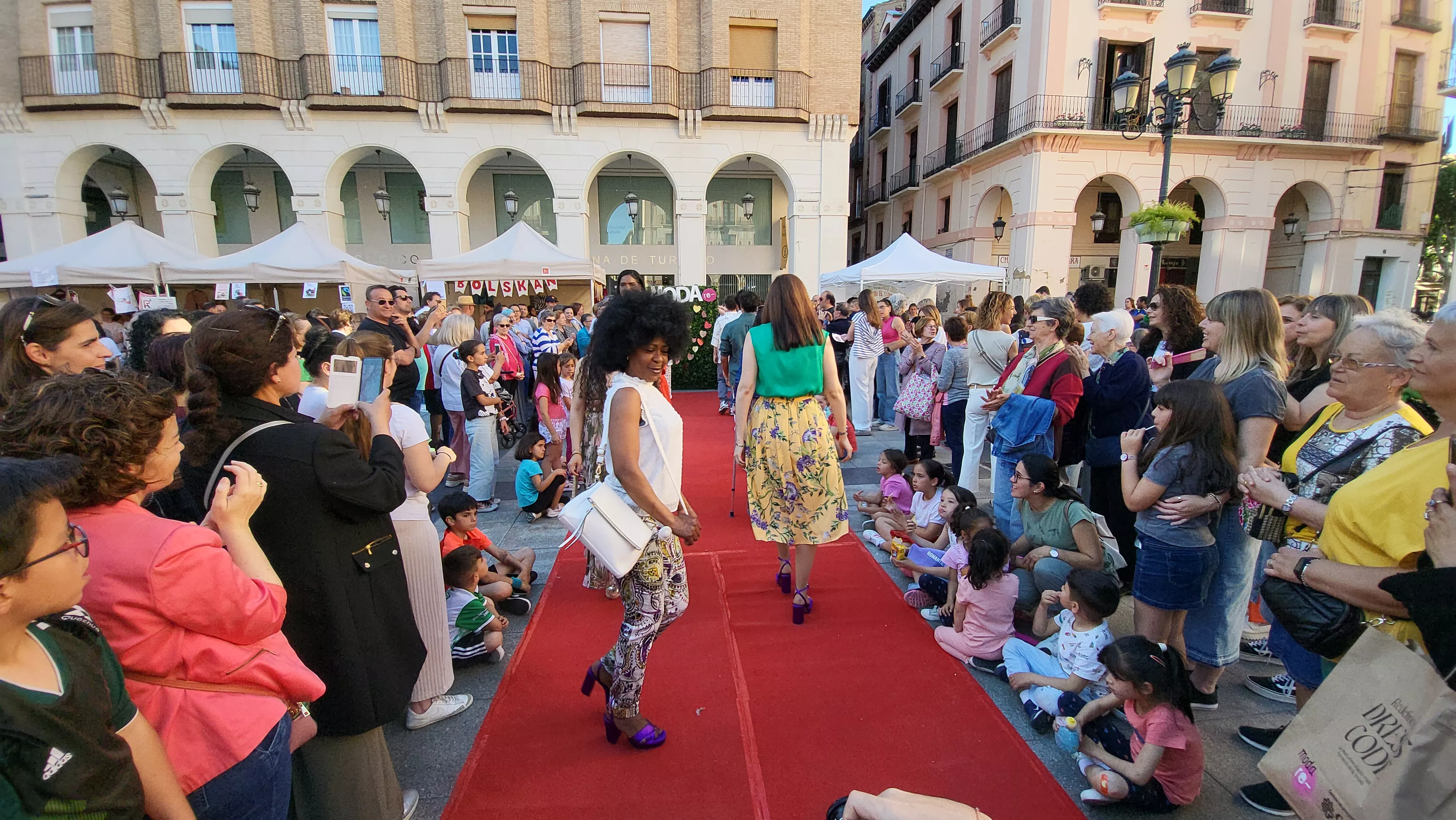  Festival de Moda Re- en la plaza López Allué de Huesca. Foto Mercedes Manterola