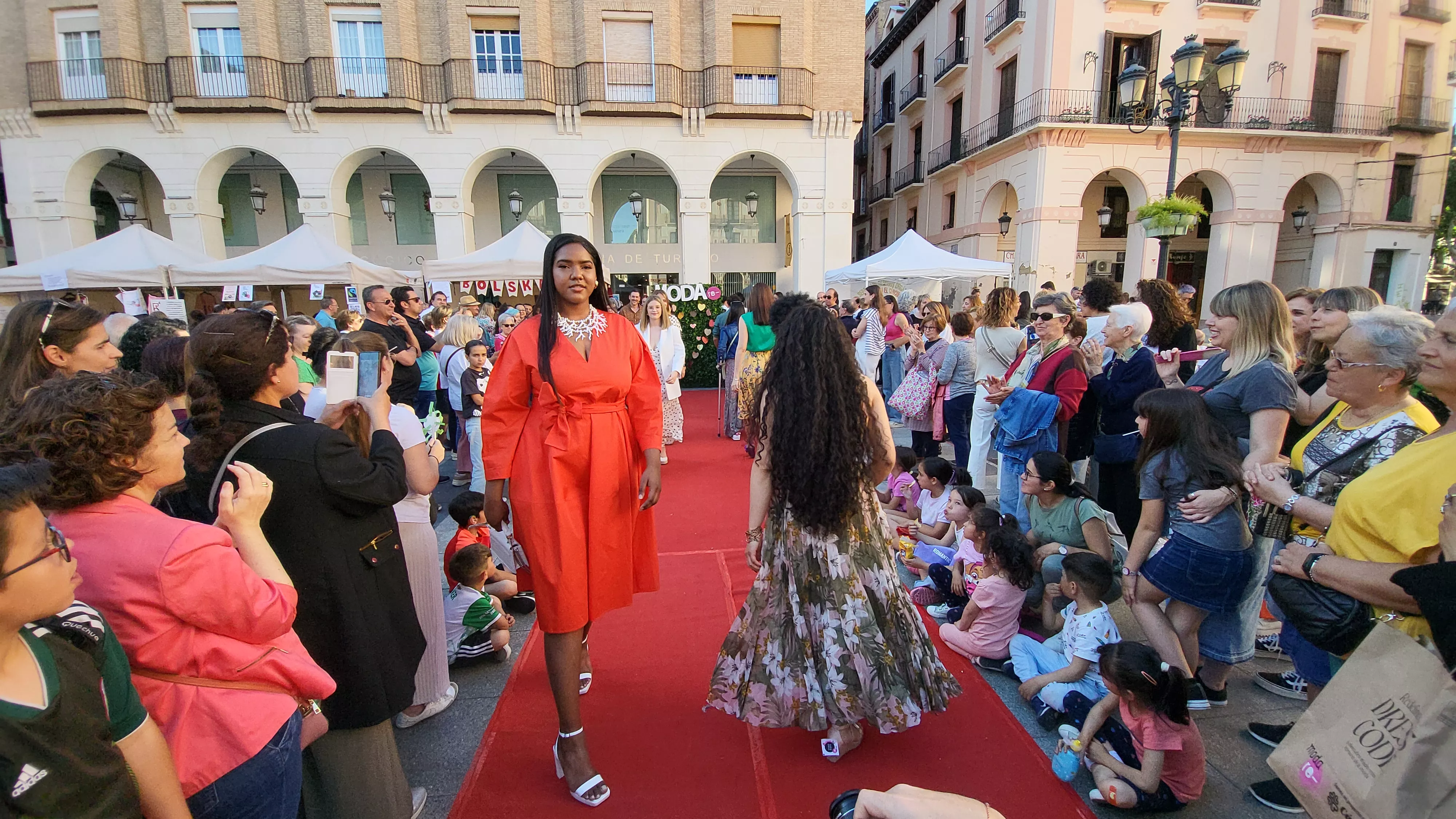  Festival de Moda Re- en la plaza López Allué de Huesca. Foto Mercedes Manterola