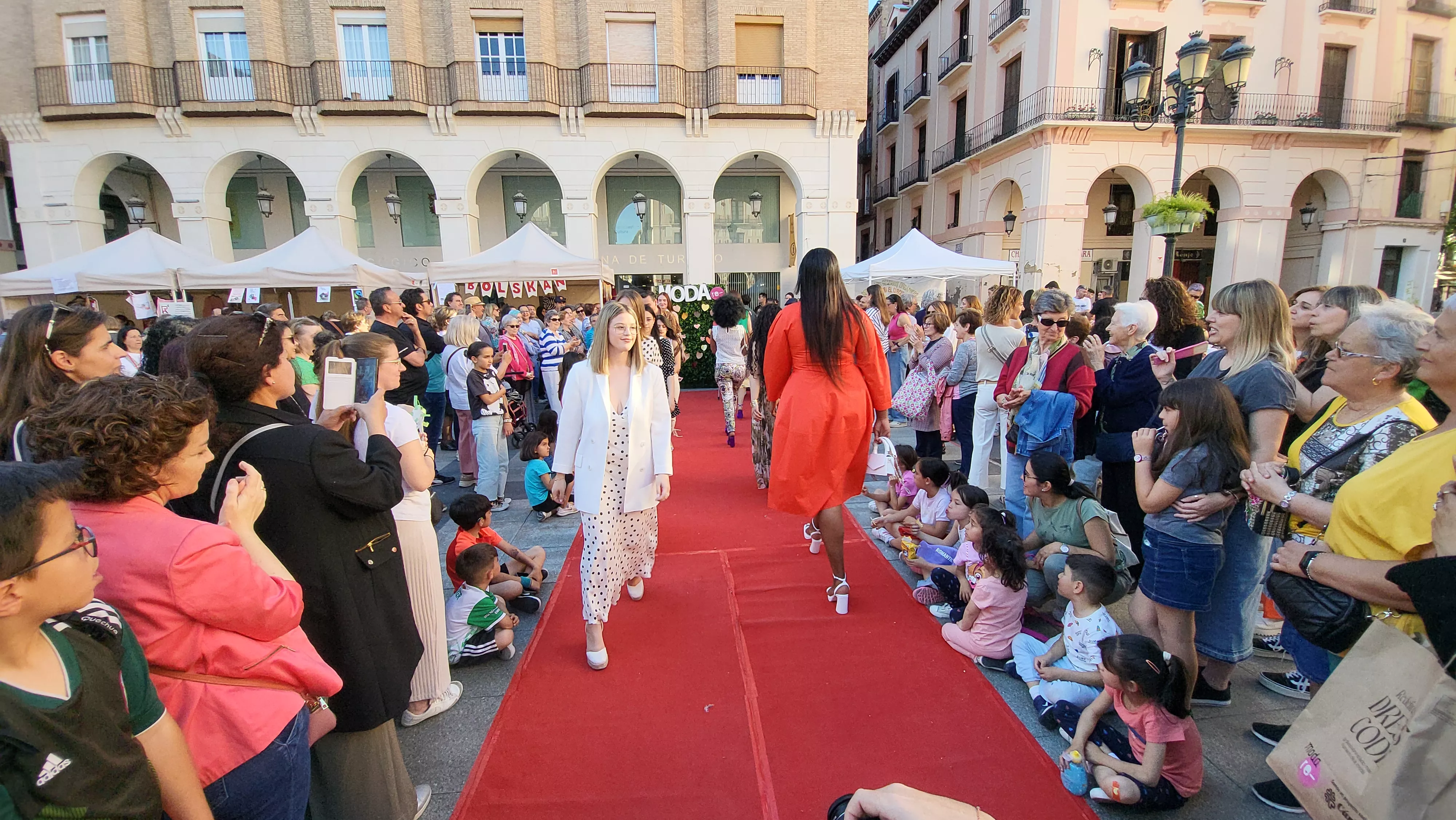  Festival de Moda Re- en la plaza López Allué de Huesca. Foto Mercedes Manterola