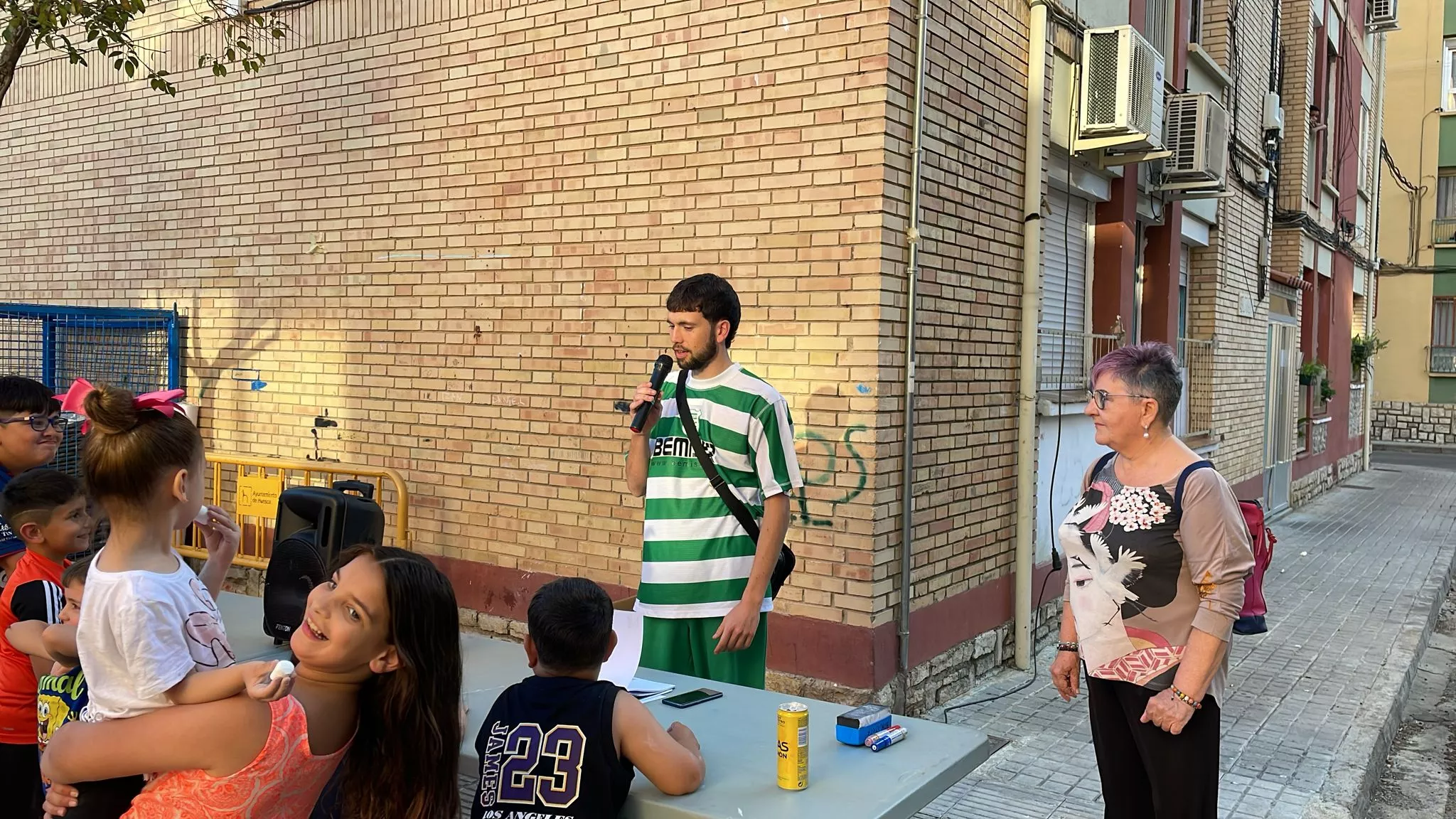 Dimas Insa se dirige a los asistentes.