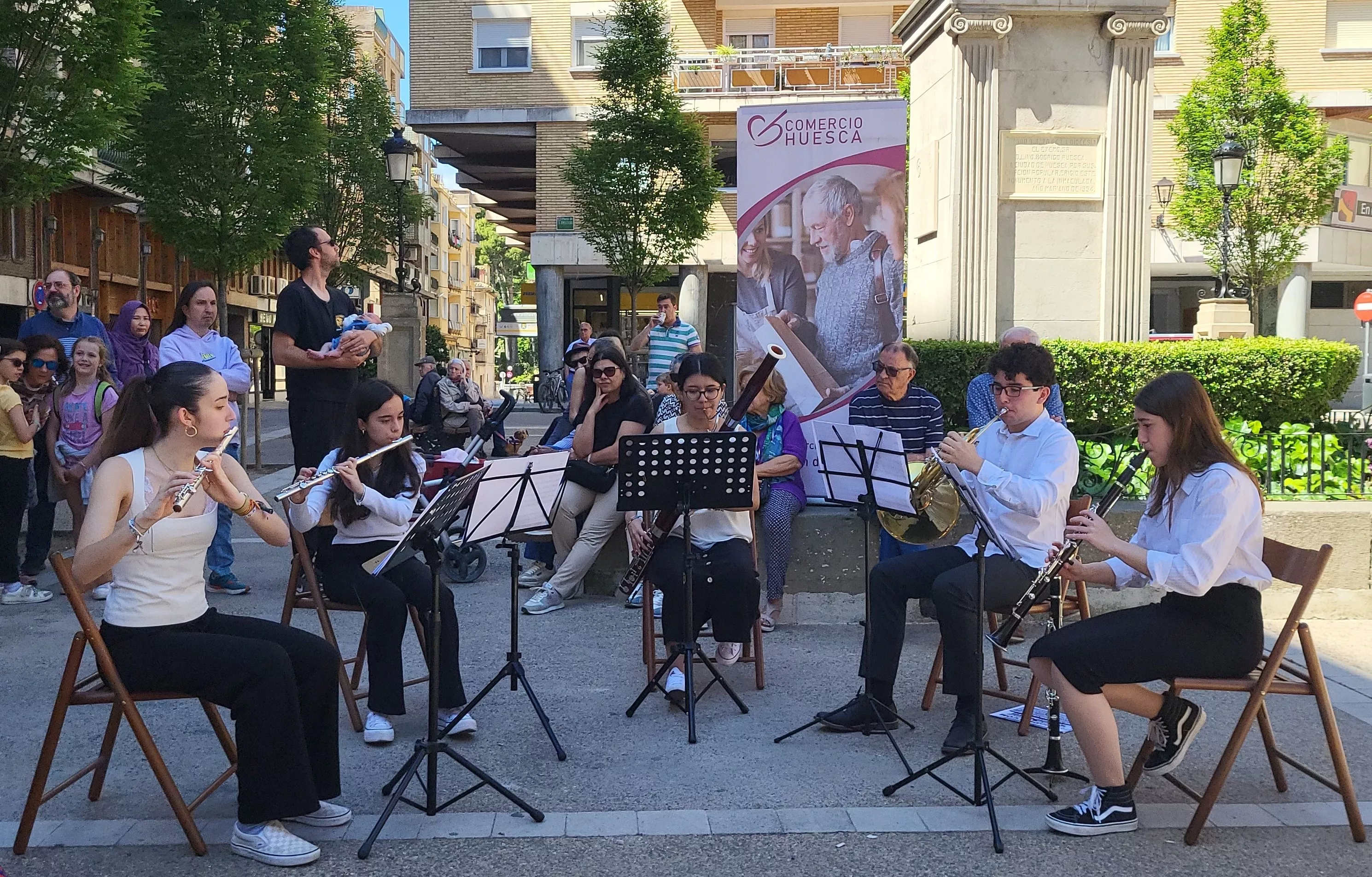 Alumnos del conservatorio de Huesca abren el programa Música en las plazas. Foto Mercedes Manterola