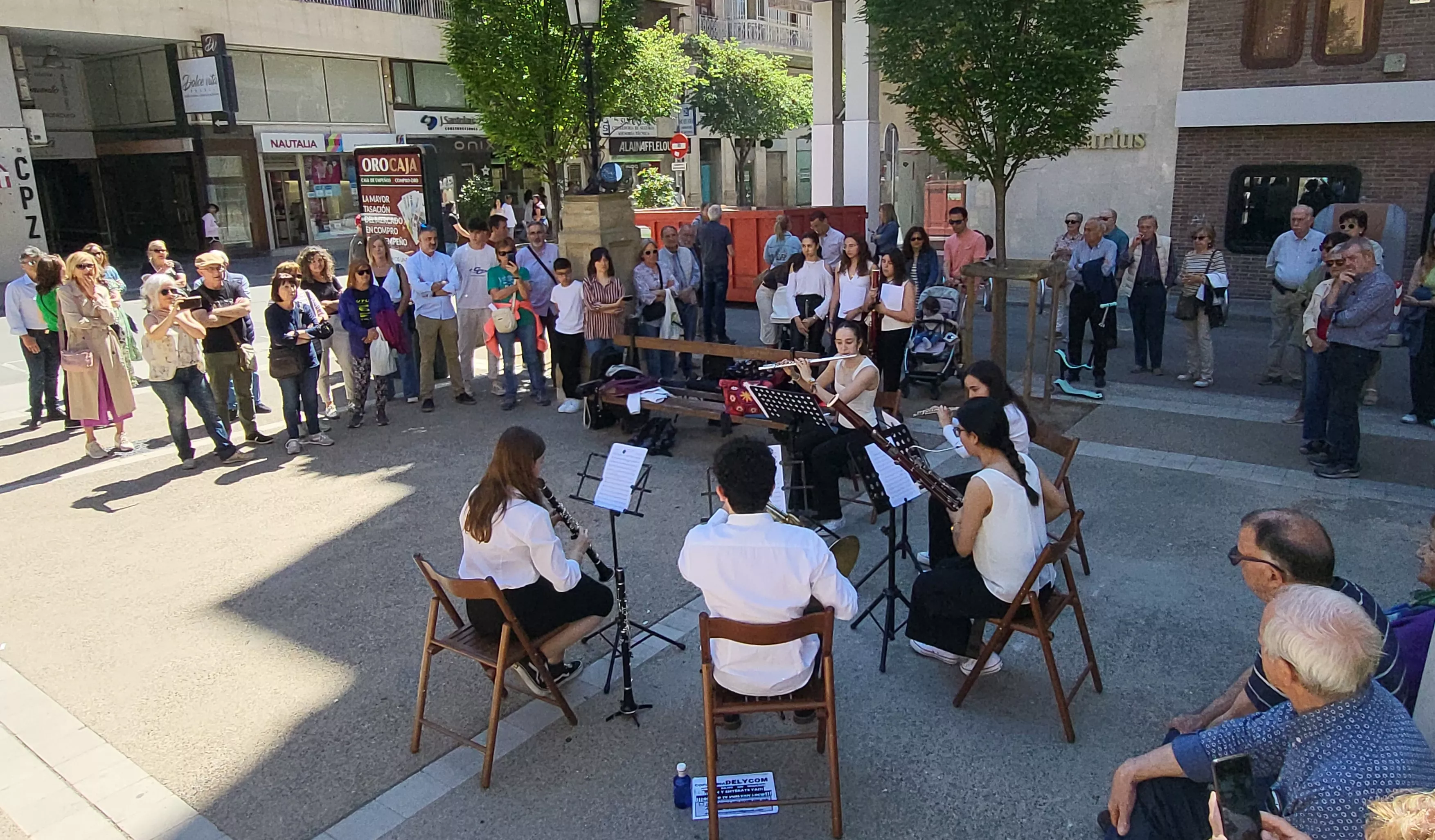 Alumnos del conservatorio de Huesca abren el programa Música en las plazas. Foto Mercedes Manterola