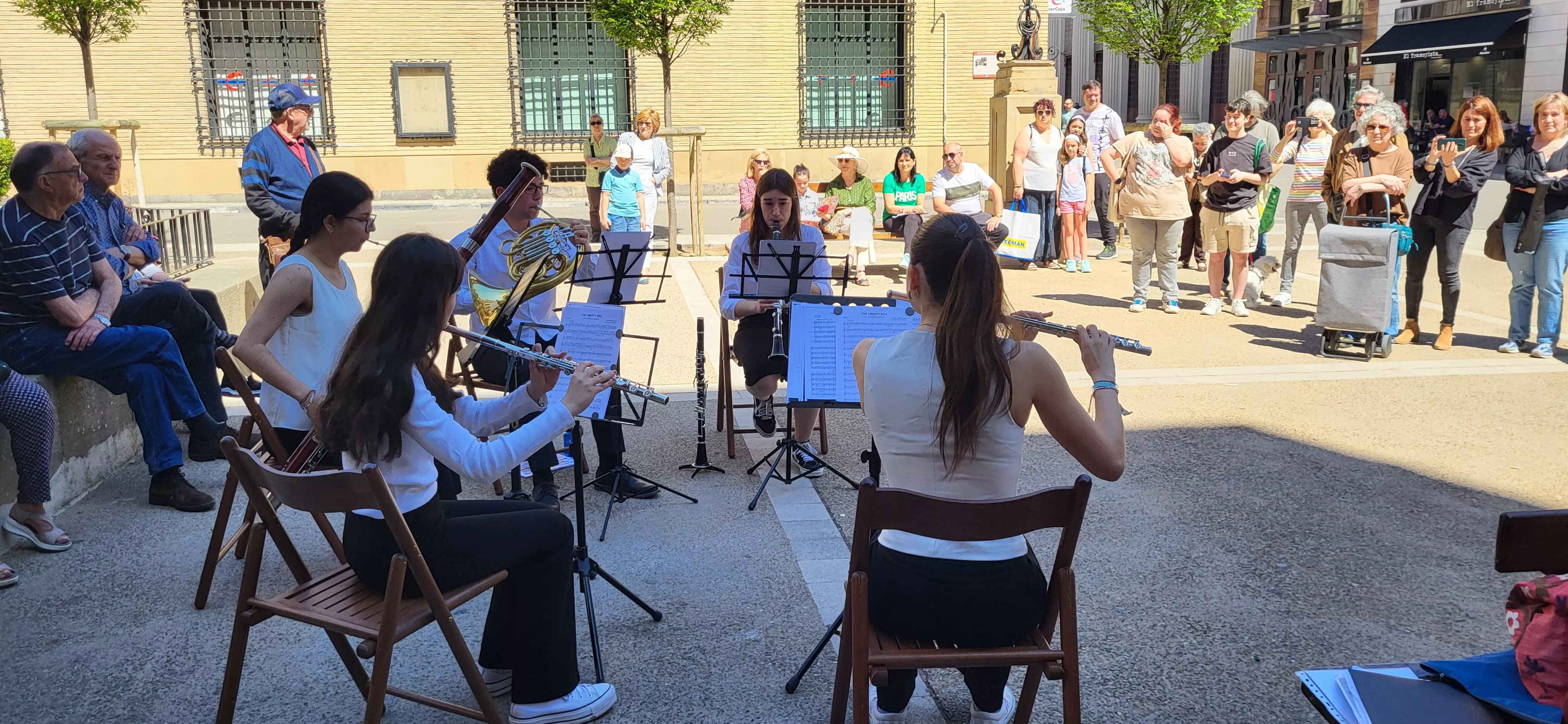 Alumnos del conservatorio de Huesca abren el programa Música en las plazas. Foto Mercedes Manterola