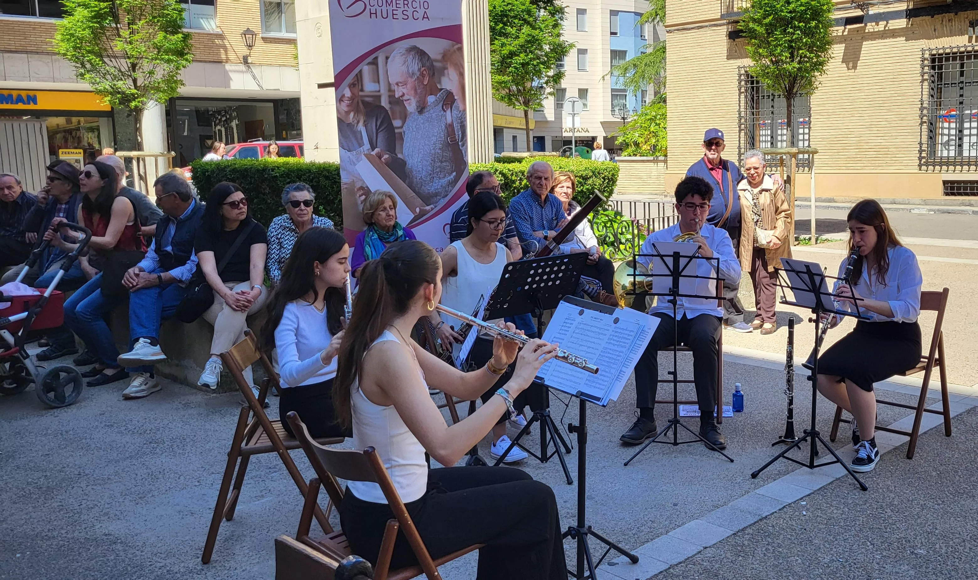 Alumnos del conservatorio de Huesca abren el programa Música en las plazas. Foto Mercedes Manterola