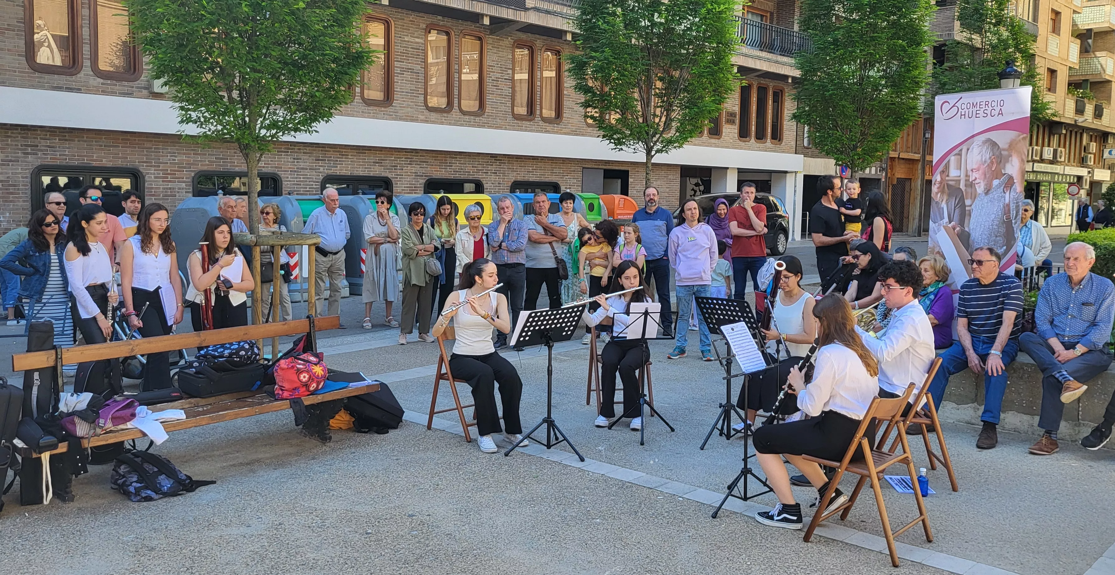 Alumnos del conservatorio de Huesca abren el programa Música en las plazas. Foto Mercedes Manterola