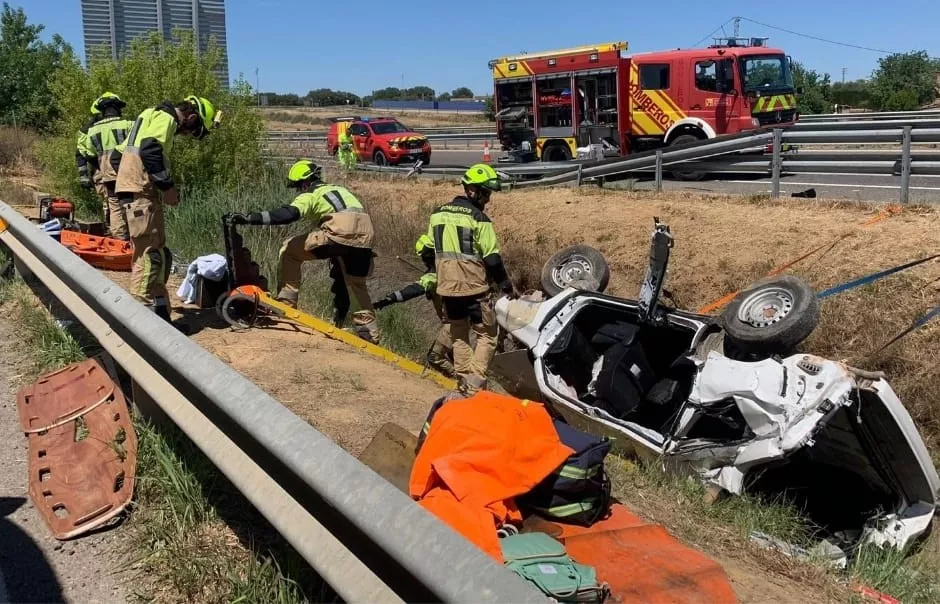 Imagen del accidente en el que cuatro personas han resultado heridas en la A-22, en Binéfar.