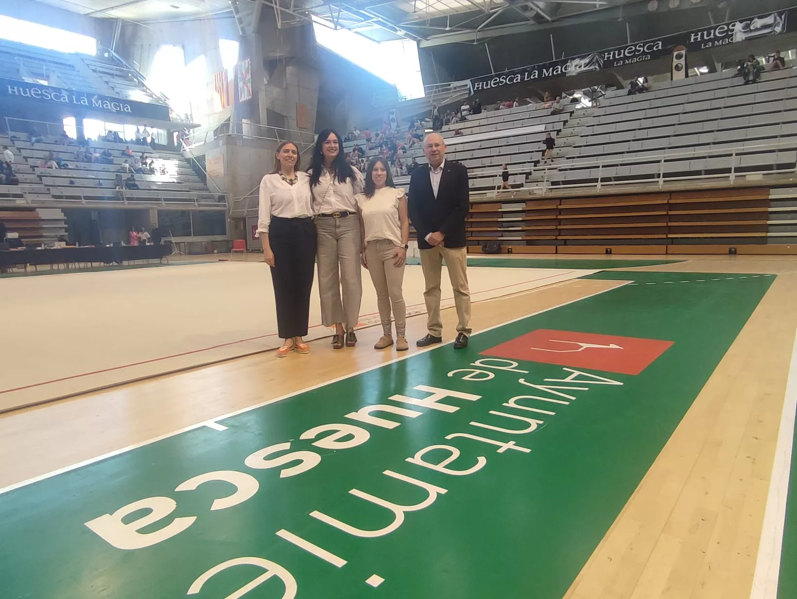 Mafer Lardiés, Lorena Orduna, Vanesa Lanuza y Leo Carranza junto al nuevo tapiz del Palacio de los Deportes.