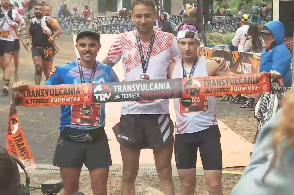 Osanz, en el centro, ganador de la Media Maratón de la Transvulcania.