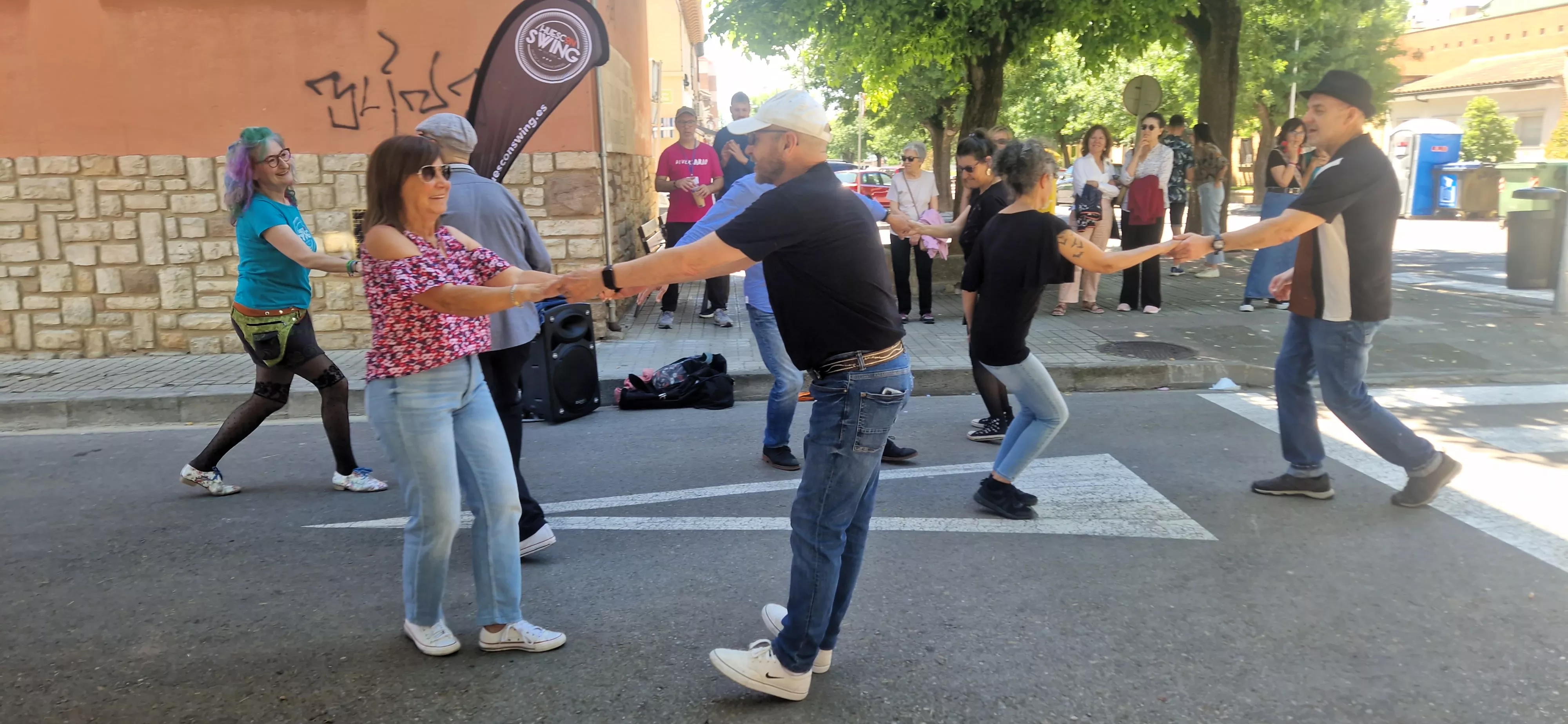 Huesconswing ha bailado en el vermut. Foto Myriam Martínez