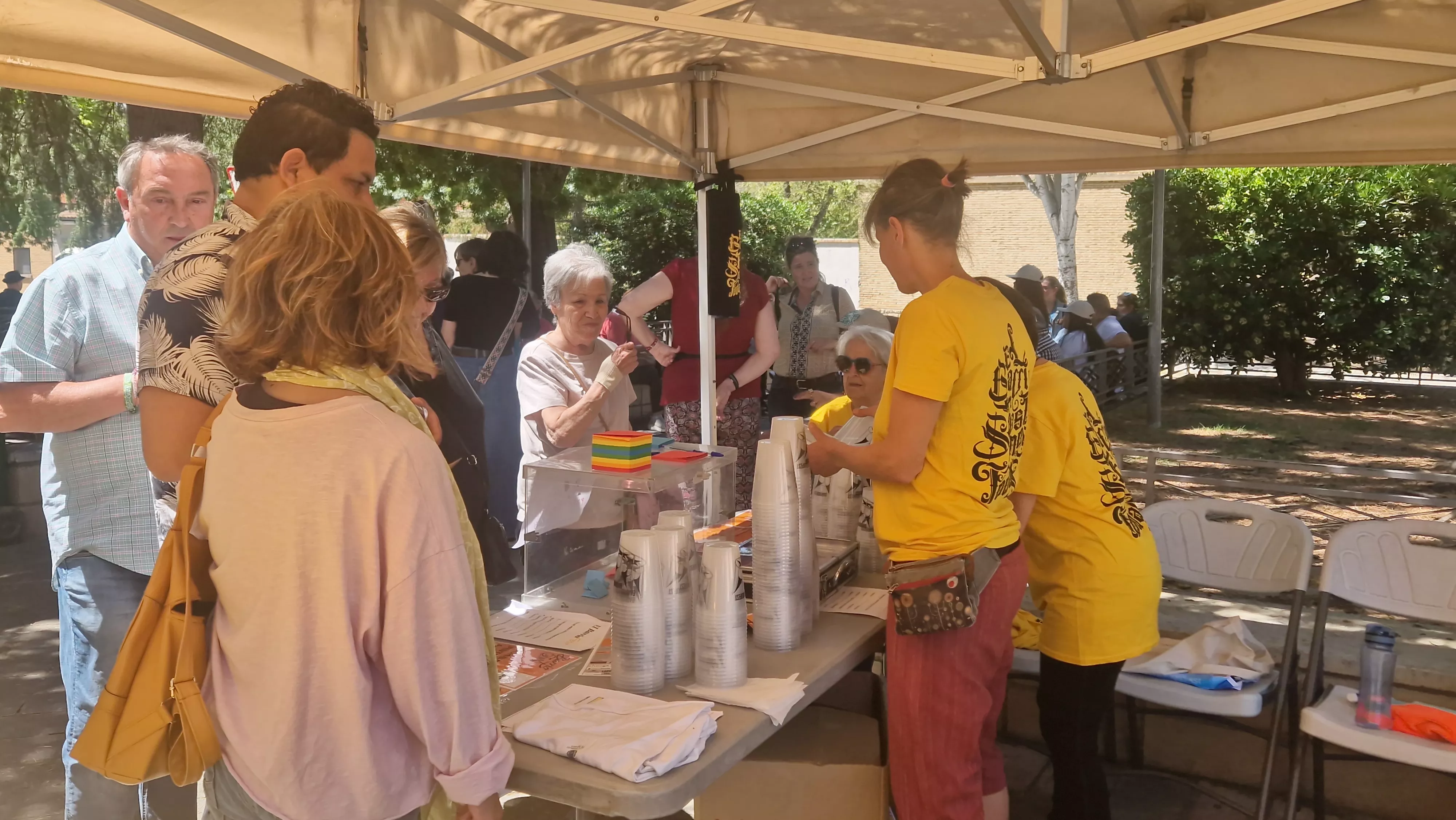 Prolegómenos de la comida popular del Barriofest 2024. Foto Myriam Martínez