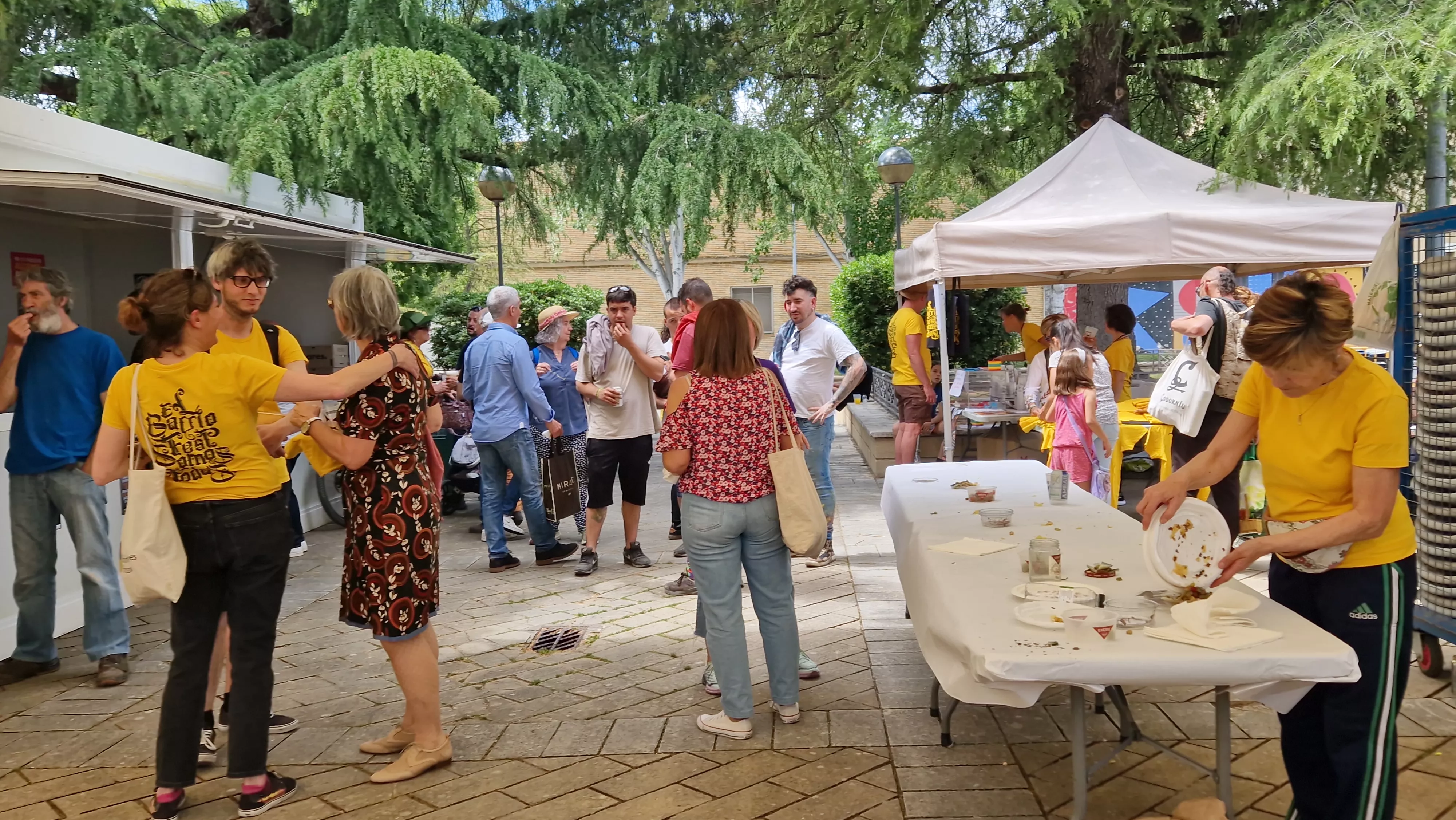 Prolegómenos de la comida popular del Barriofest 2024. Foto Myriam Martínez
