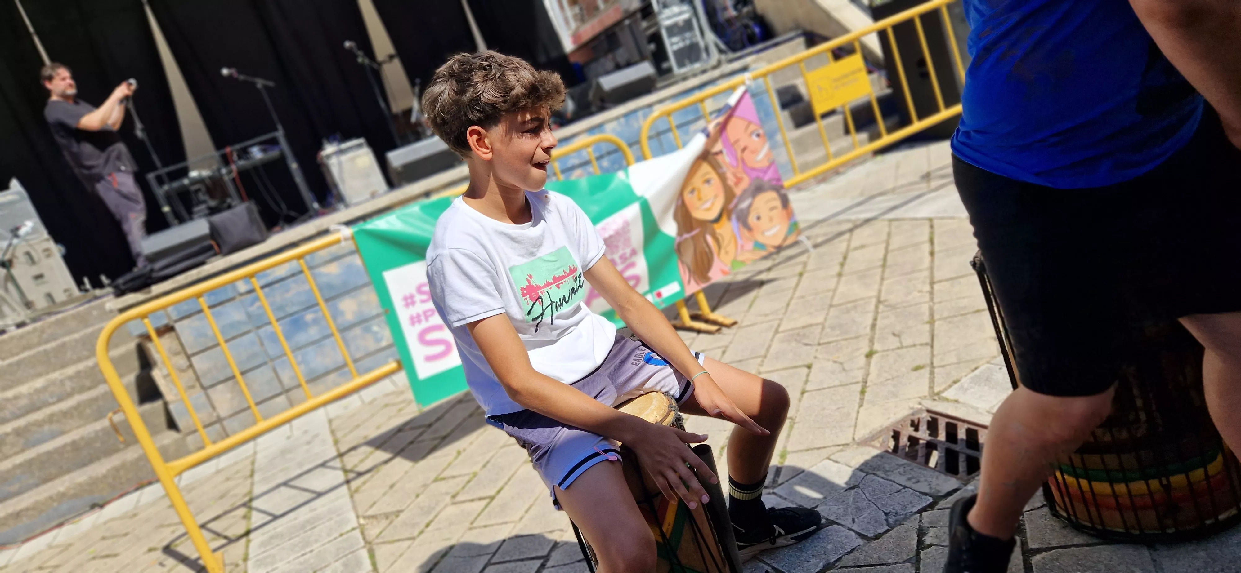 Tras la comida, esperando las actuaciones musicales. Foto Myriam Martínez