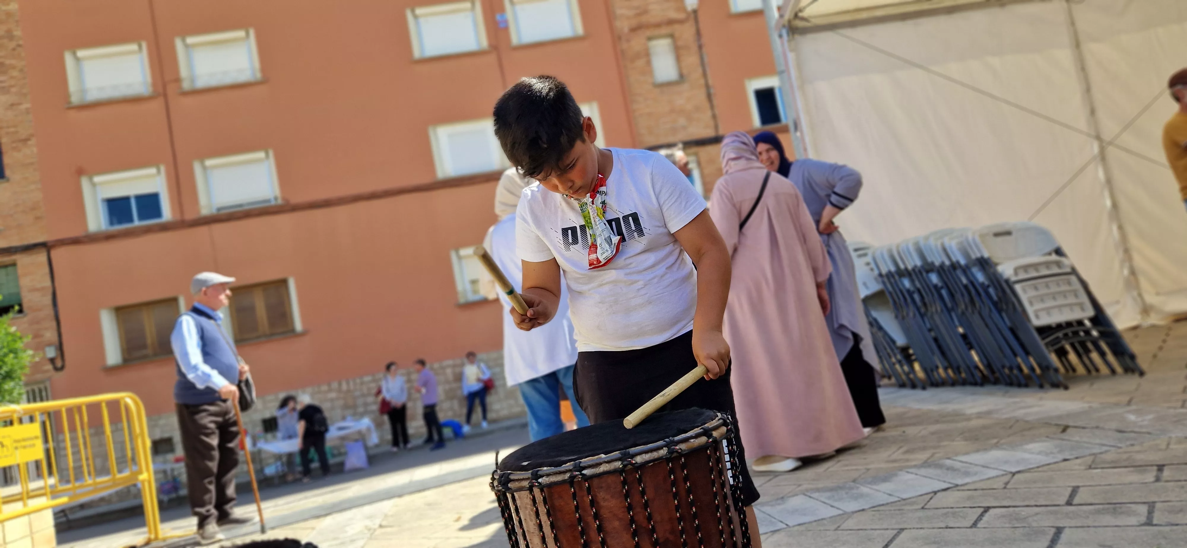 Tras la comida, esperando las actuaciones musicales. Foto Myriam Martínez