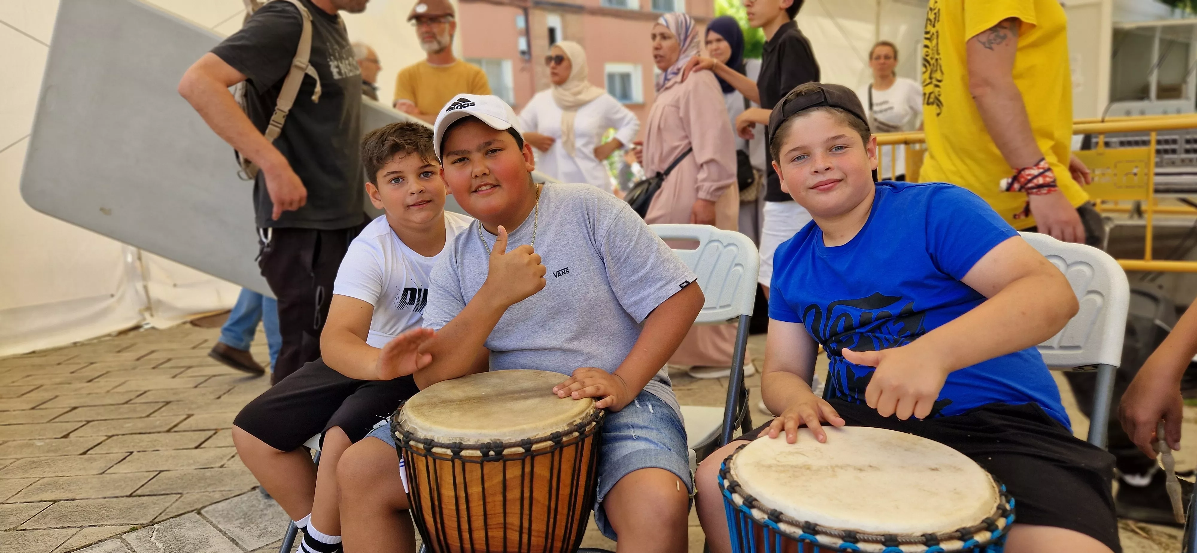 Tras la comida, esperando las actuaciones musicales. Foto Myriam Martínez