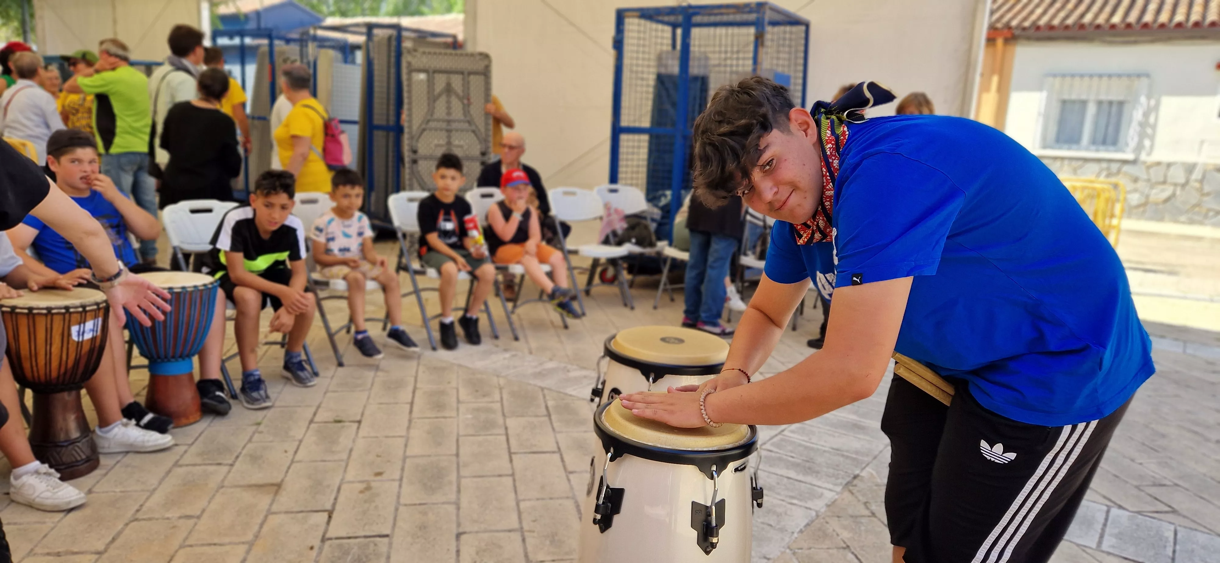 Tras la comida, esperando las actuaciones musicales. Foto Myriam Martínez