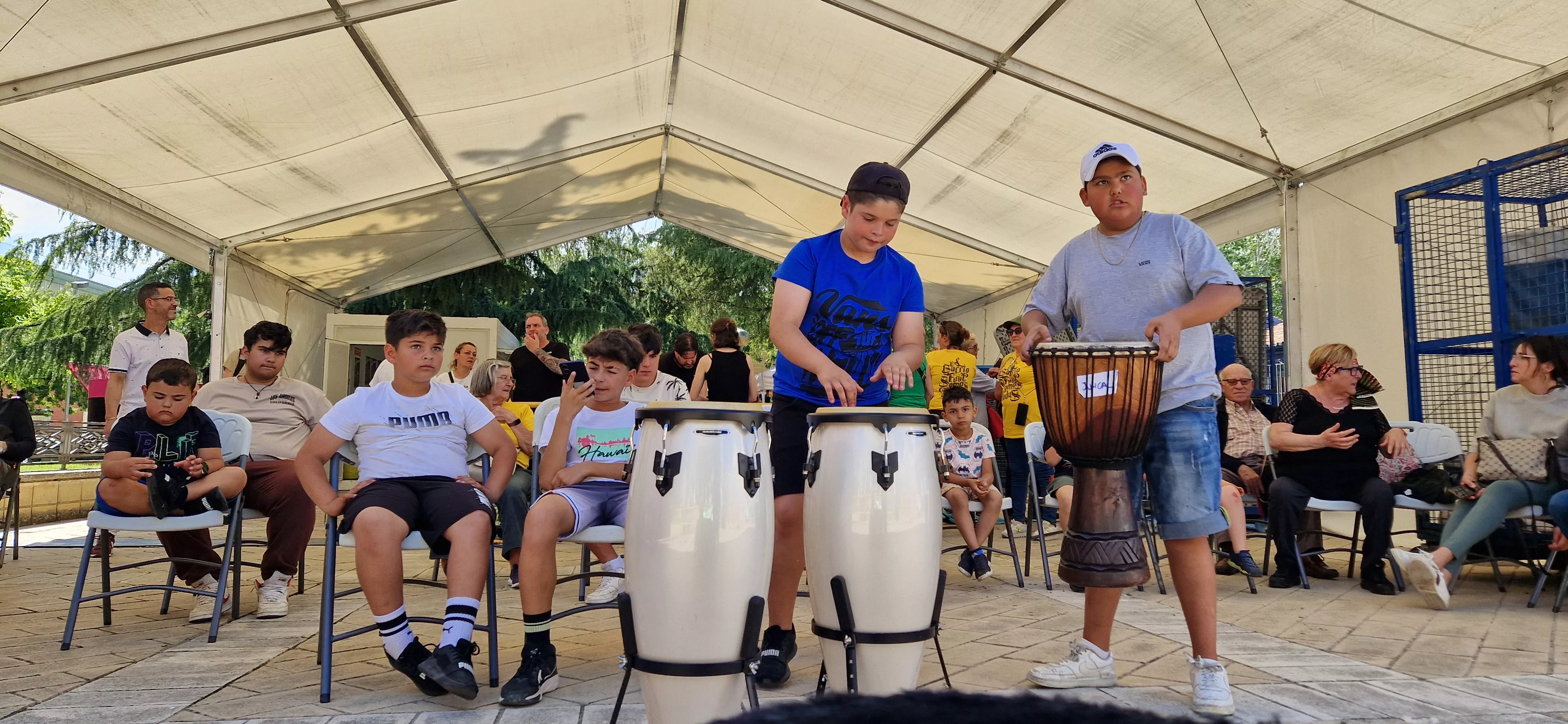 Tras la comida, esperando las actuaciones musicales. Foto Myriam Martínez