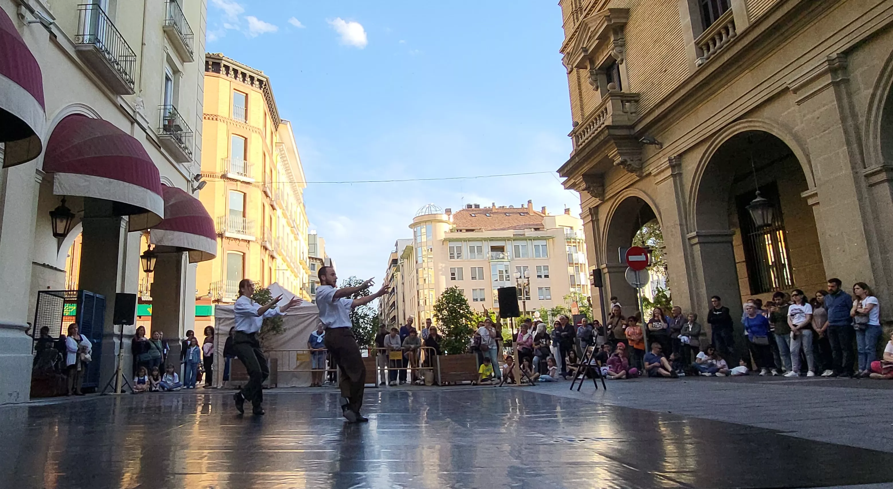 Los Porches de Galicia se llenan de baile con el programa Danza y Ciudad. Foto Mercedes Manterola