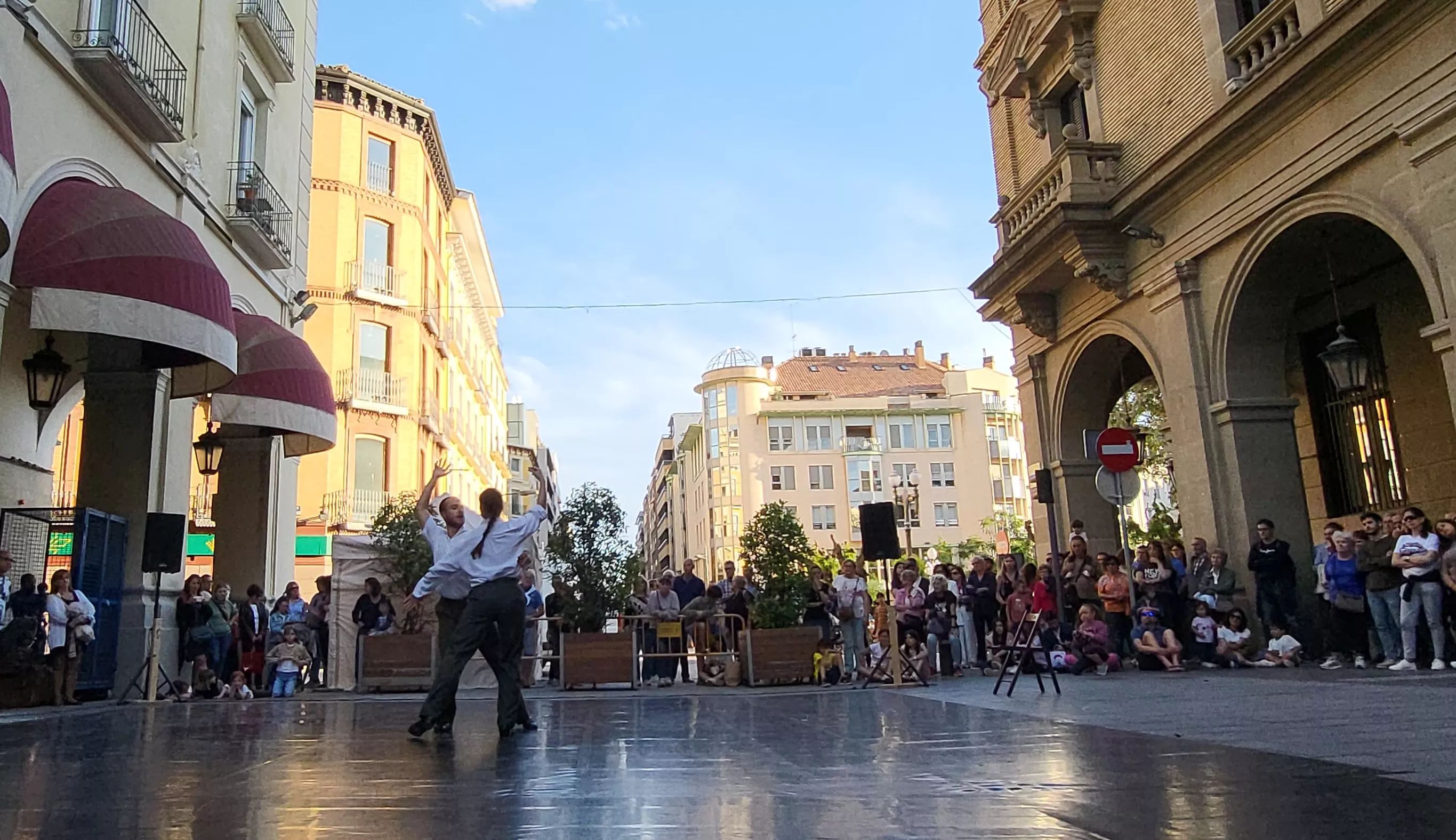 Los Porches de Galicia se llenan de baile con el programa Danza y Ciudad. Foto Mercedes Manterola