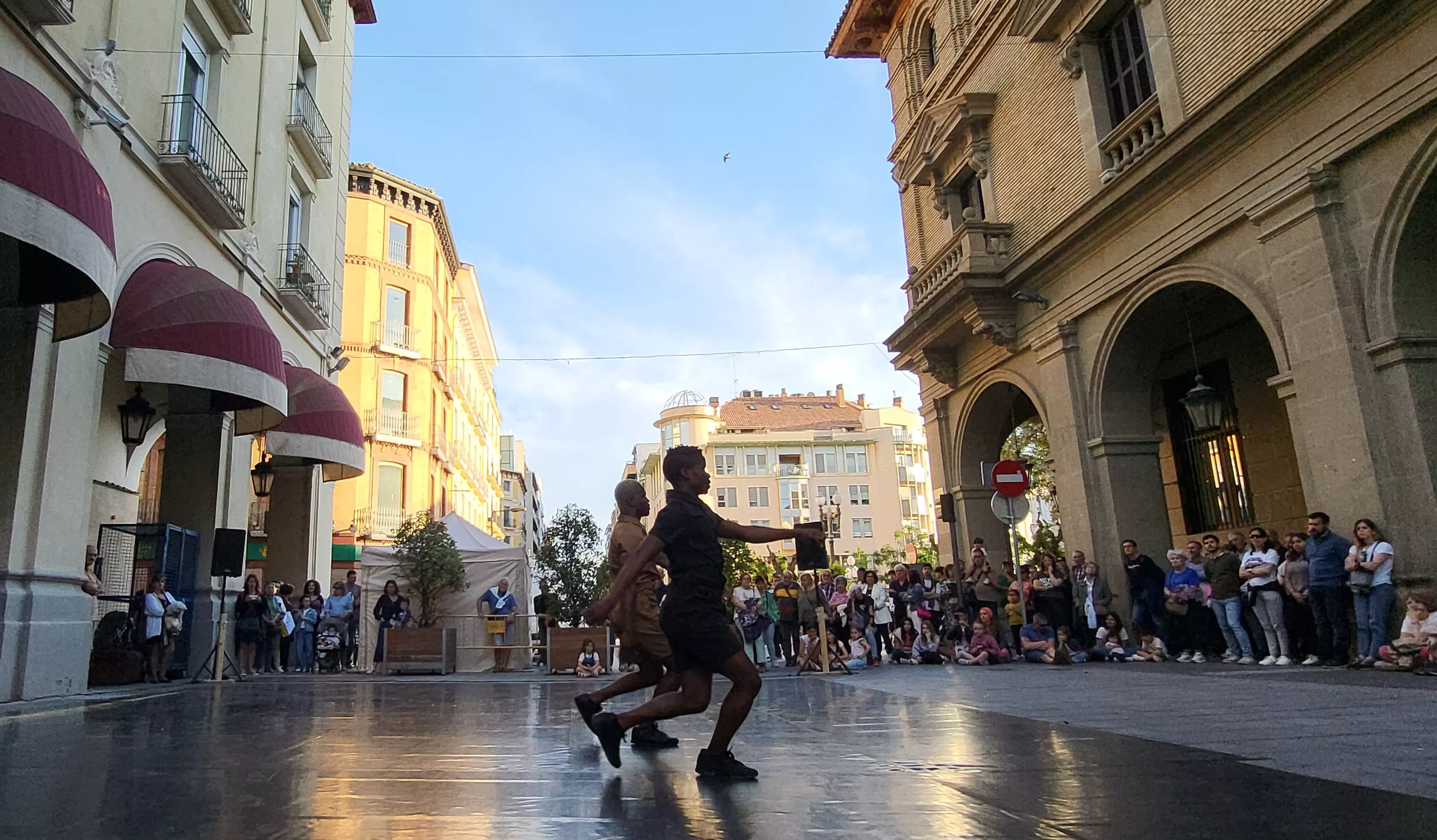 Los Porches de Galicia se llenan de baile con el programa Danza y Ciudad. Foto Mercedes Manterola