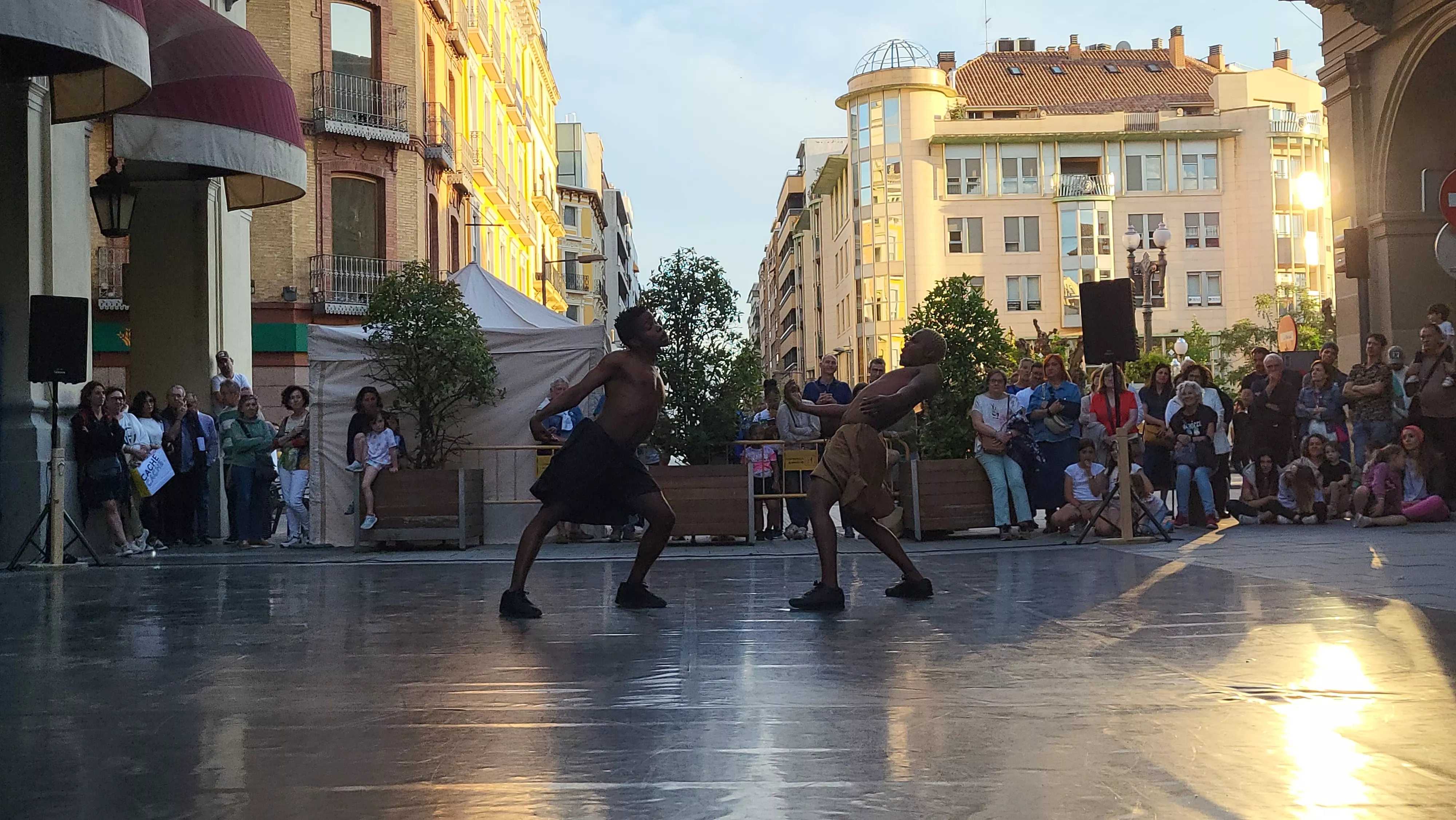 Los Porches de Galicia se llenan de baile con el programa Danza y Ciudad. Foto Mercedes Manterola