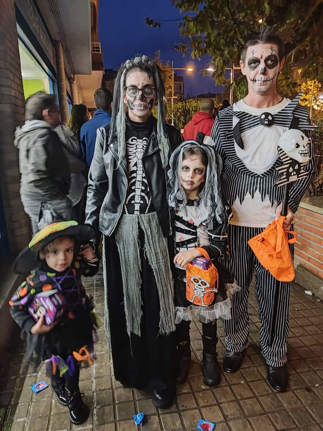 Jóvenes en Barbastro disfrutando de Halloween