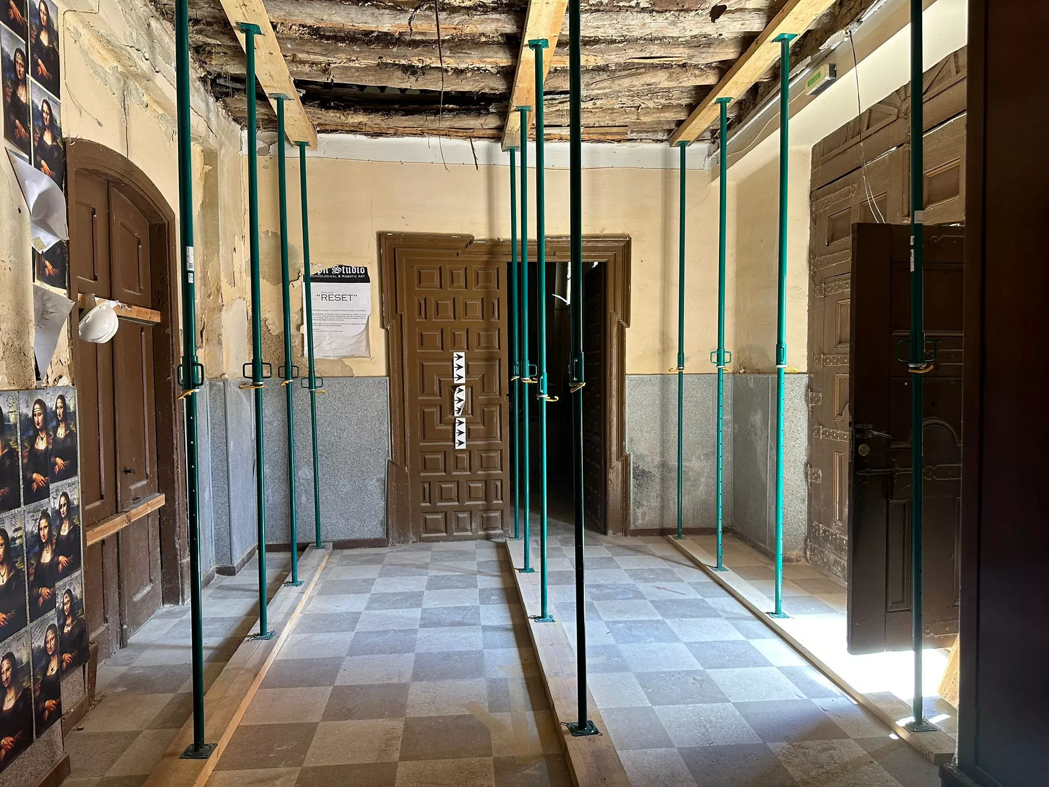 El vestíbulo del Seminario de Huesca ha sido apuntalado debido a su mal estado.