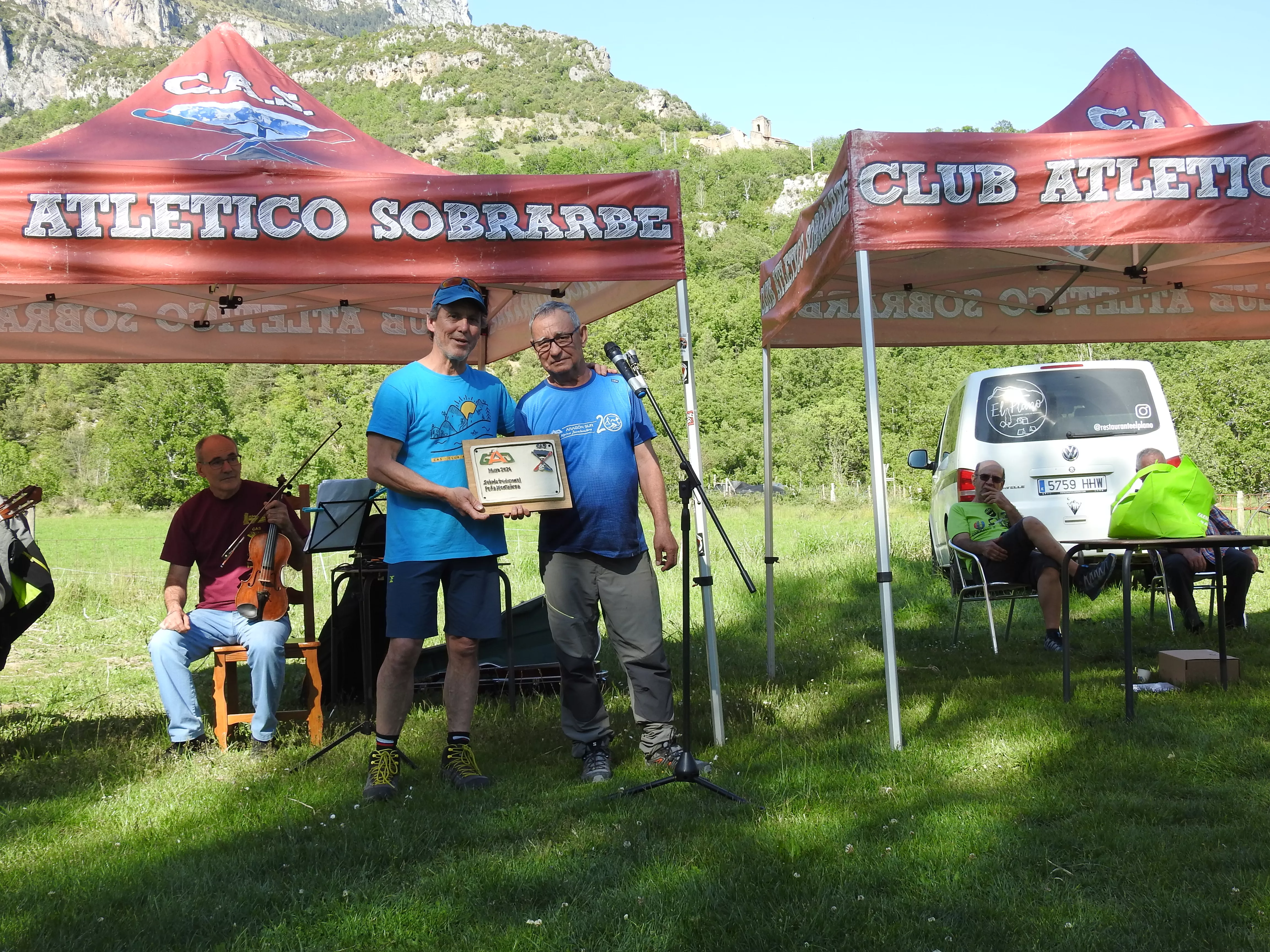 Foto entrega placa del presidente del CAS al presidente de Javalambre de Teruel