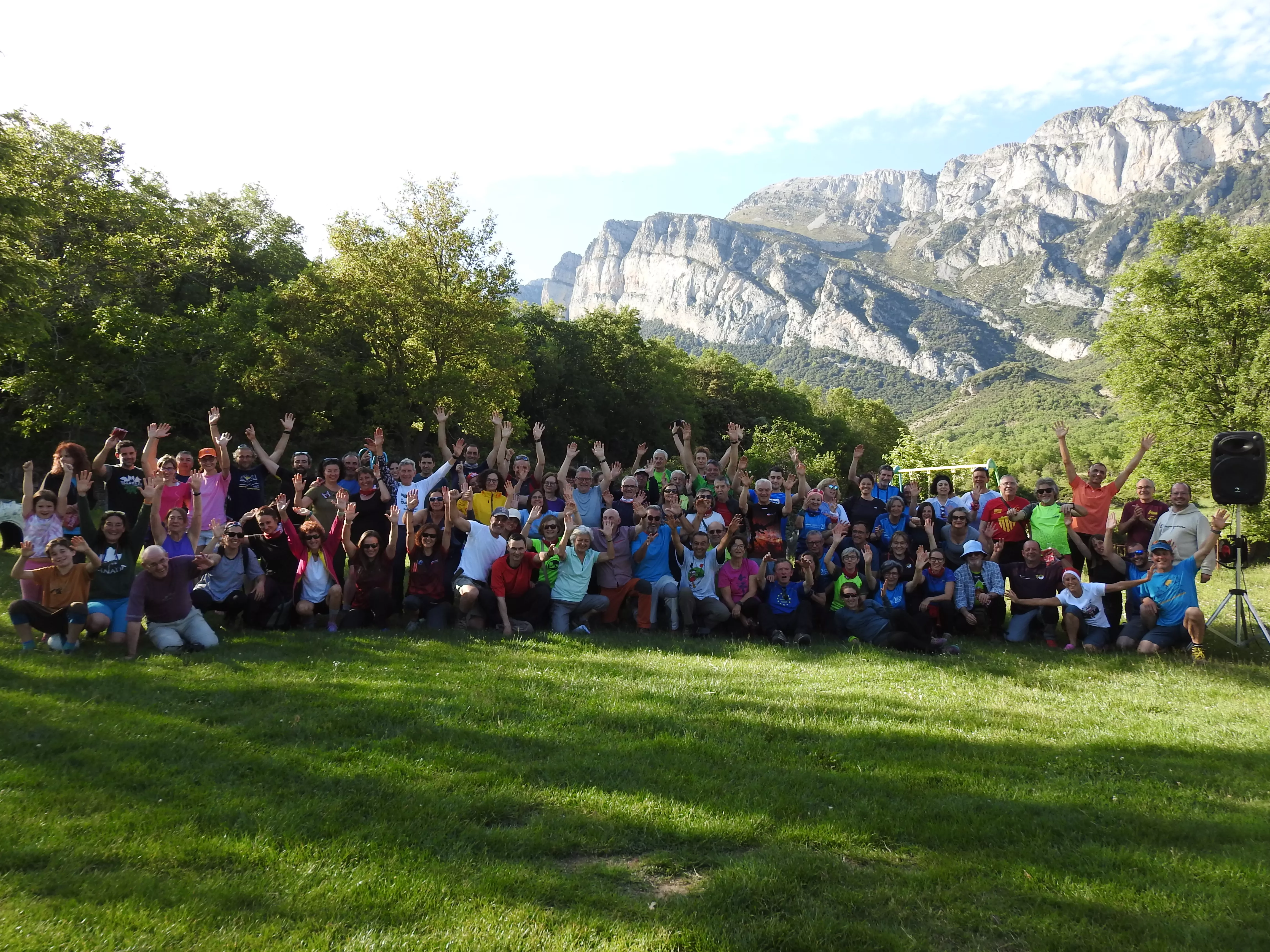 Foto de familia en El Plano, con la Peña de fondo