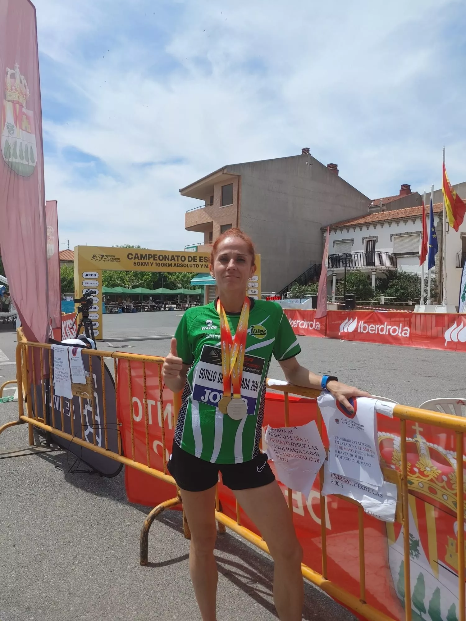 Bea Martínez con las dos medallas del Campeonato de España de 50 kilómetros.