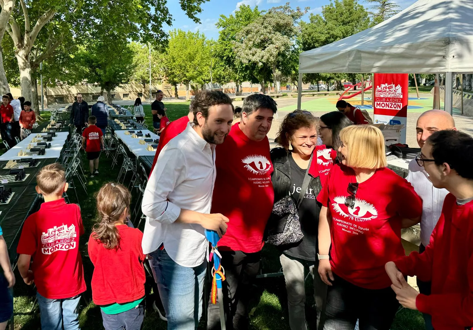 El alcalde de Monzón, con los ajedrecistas.