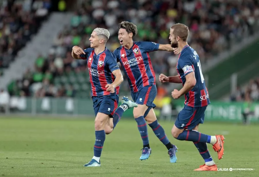 Juanjo, Kento y Pulido celebran el gol, tres jugadores grandes del Huesca en el Martínez Valero. Foto LaLiga