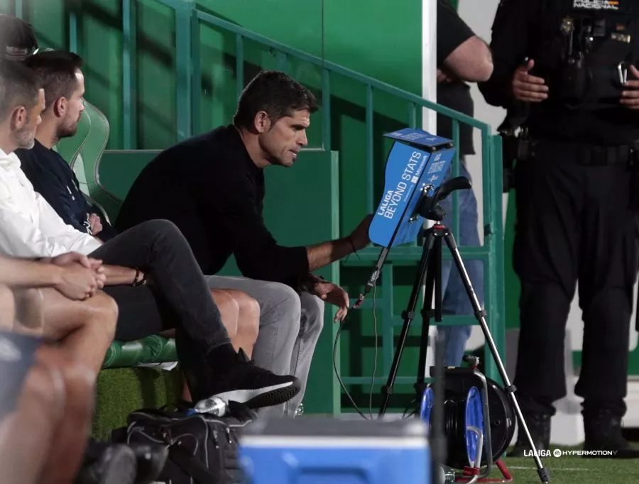 Hidalgo, sentado en el banquillo. Los impresionantes números defensivos del Huesca de Hidalgo. Foto LaLiga