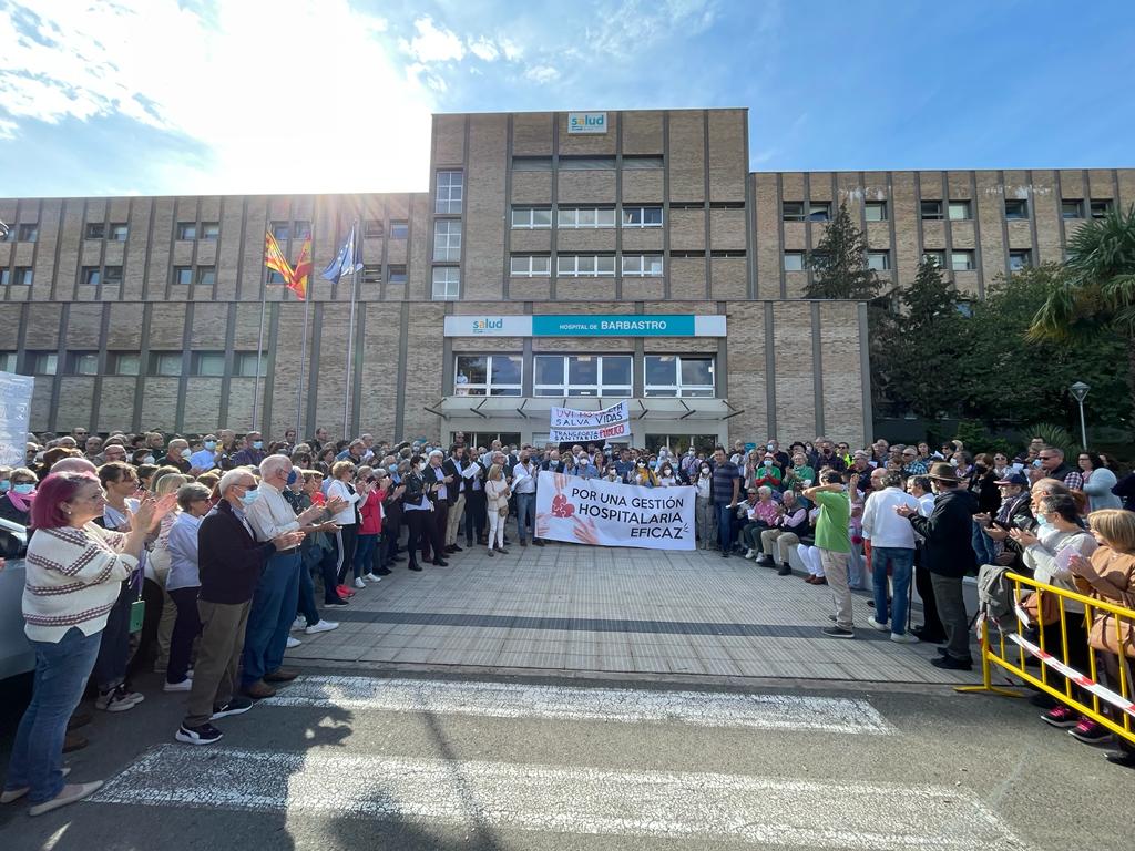 Concentración ante el Hospital de Barbastro