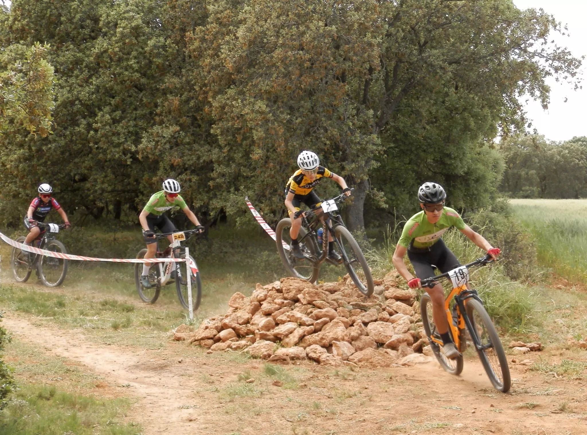 El IV Trofeo BTT de Alerre reúne a un centenar de escolares en la localidad oscense