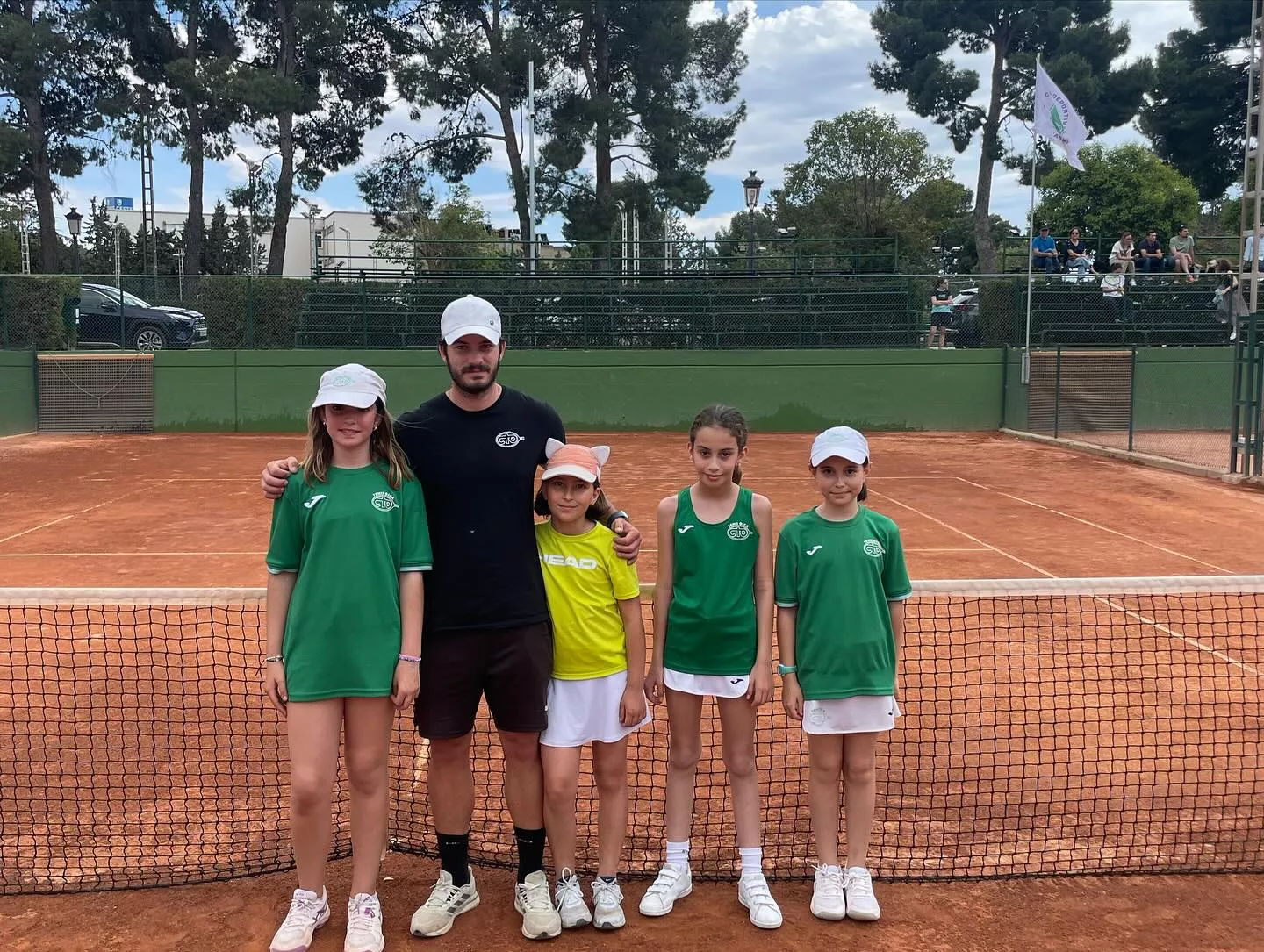 Lucía y Marta Pelegrí, Julia Valle y Sandra Belkessam junto a Toño Bueno en las pistas del Casablanca. Tenis Osca, subcampeón de Aragón de consolación alevín femenino