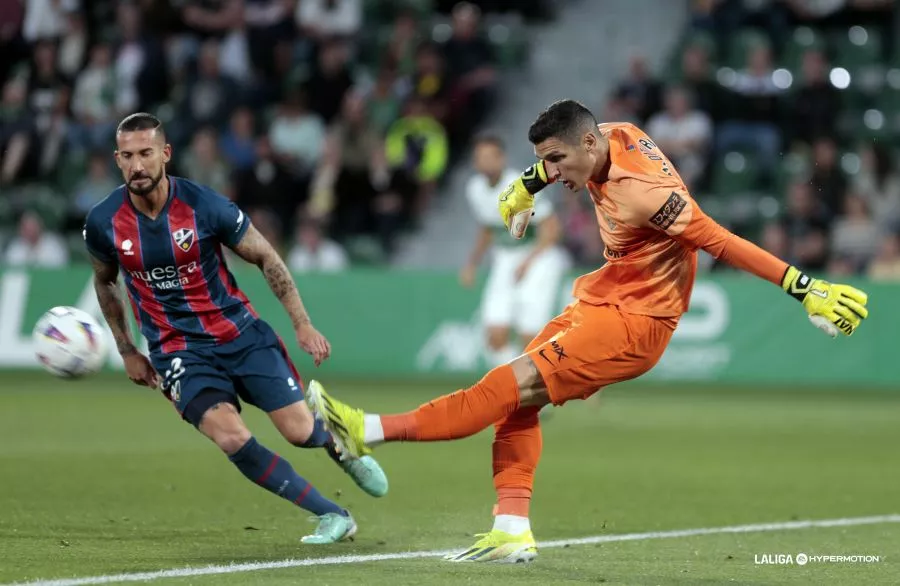 Sielva presiona un balón al portero del Elche. El centrocampista, un puntal en la convocatoria del Huesca. Foto LaLiga