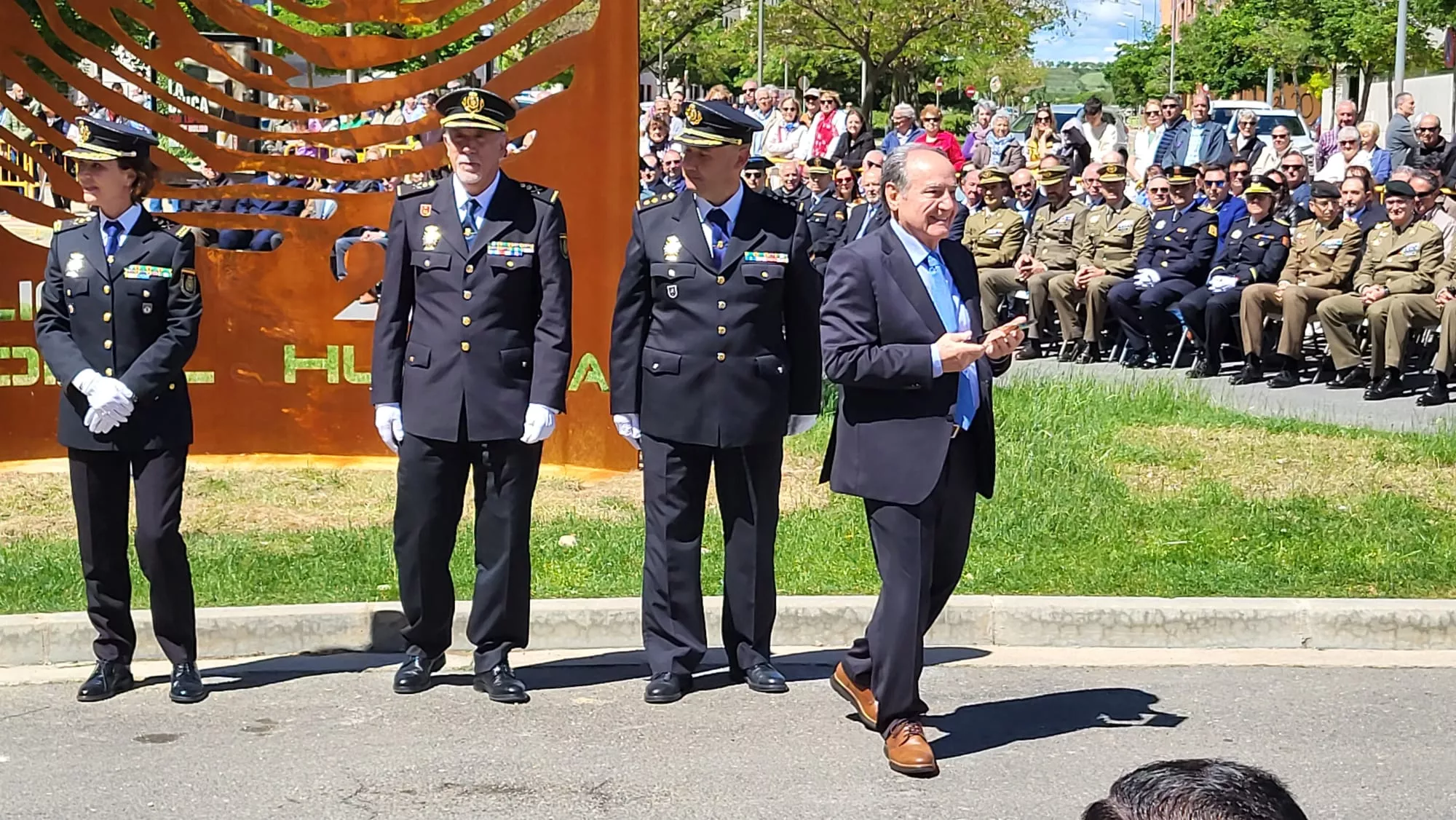 Inauguración de la escultura del Bicentenario de la Policía Nacional en Huesca