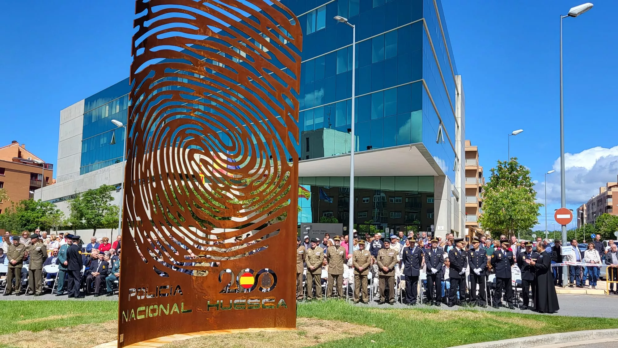 Inauguración de la escultura del Bicentenario de la Policía Nacional en Huesca